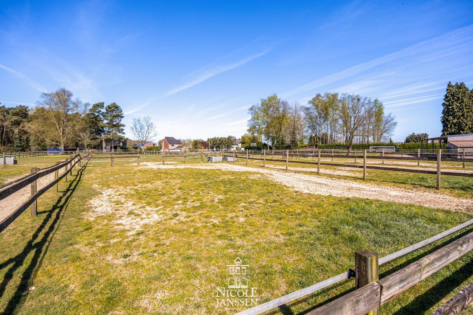 Vrijstaande gezinswoning op een royaal perceel met eigen weiland en paardenstallen foto 27
