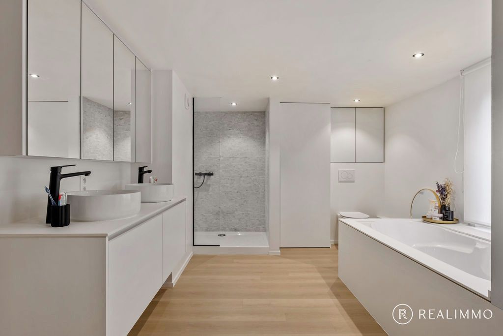 Stijlvol gerenoveerde woning met 4 slaapkamers foto 11