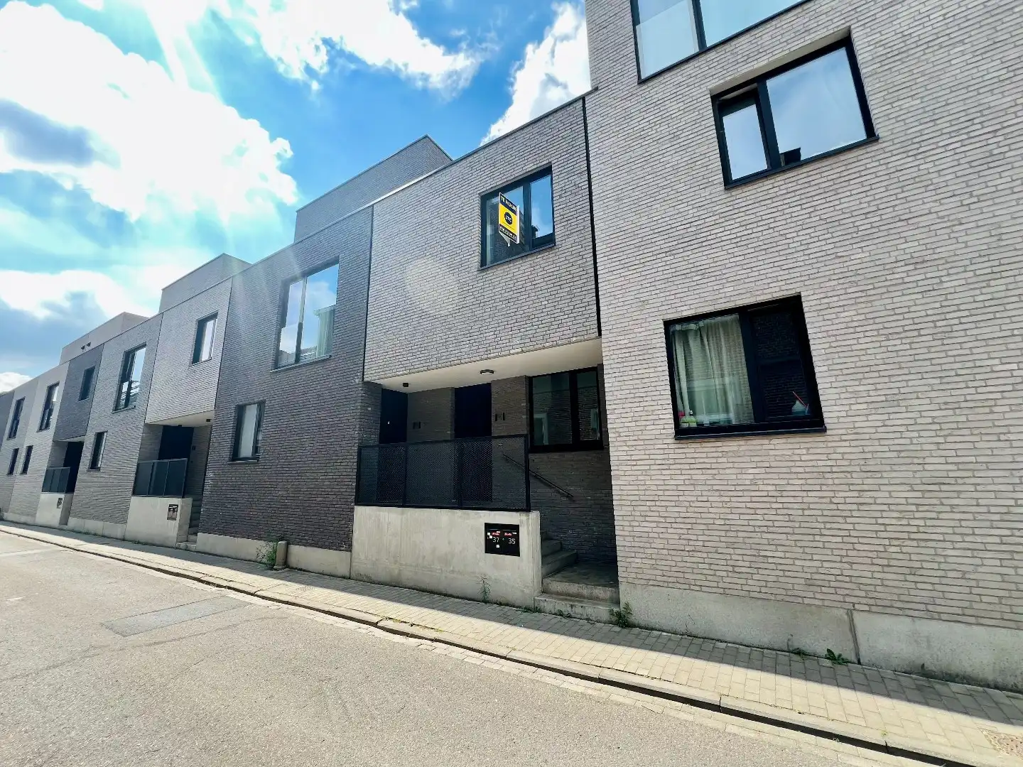 Prachtige rijwoning in centrum met 2 slpks en terras foto {{pictureIndex}}