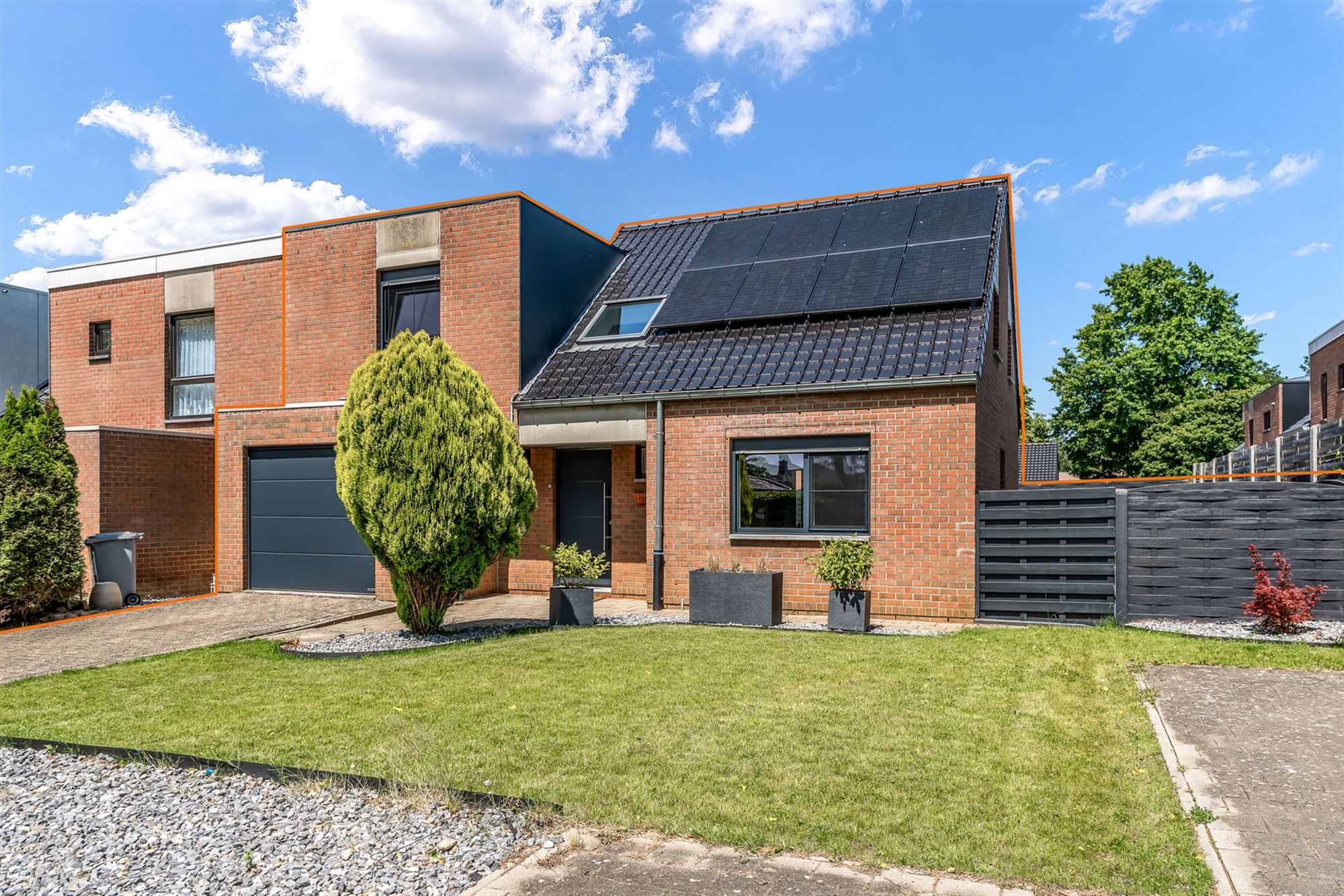 VOLLEDIG GERENOVEERDE WONING MET 3 SLAAPKAMERS OP EEN PERCEEL VAN 4A16CA TE PAAL foto {{pictureIndex}}