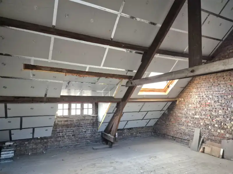 Roeselare-stadskern. Uitstekend zichtbaar gelegen gelijkvloers handelspand met extra 2 verdiepingen potentieel. Bestaande huuropbrengsten. Potentieel polyvalent pand ! foto 13