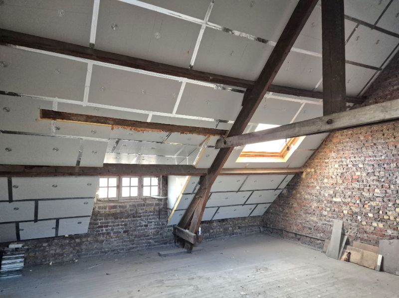 Roeselare-stadskern. Uitstekend zichtbaar gelegen gelijkvloers handelspand met extra 2 verdiepingen potentieel. Bestaande huuropbrengsten. Potentieel polyvalent pand ! foto 13