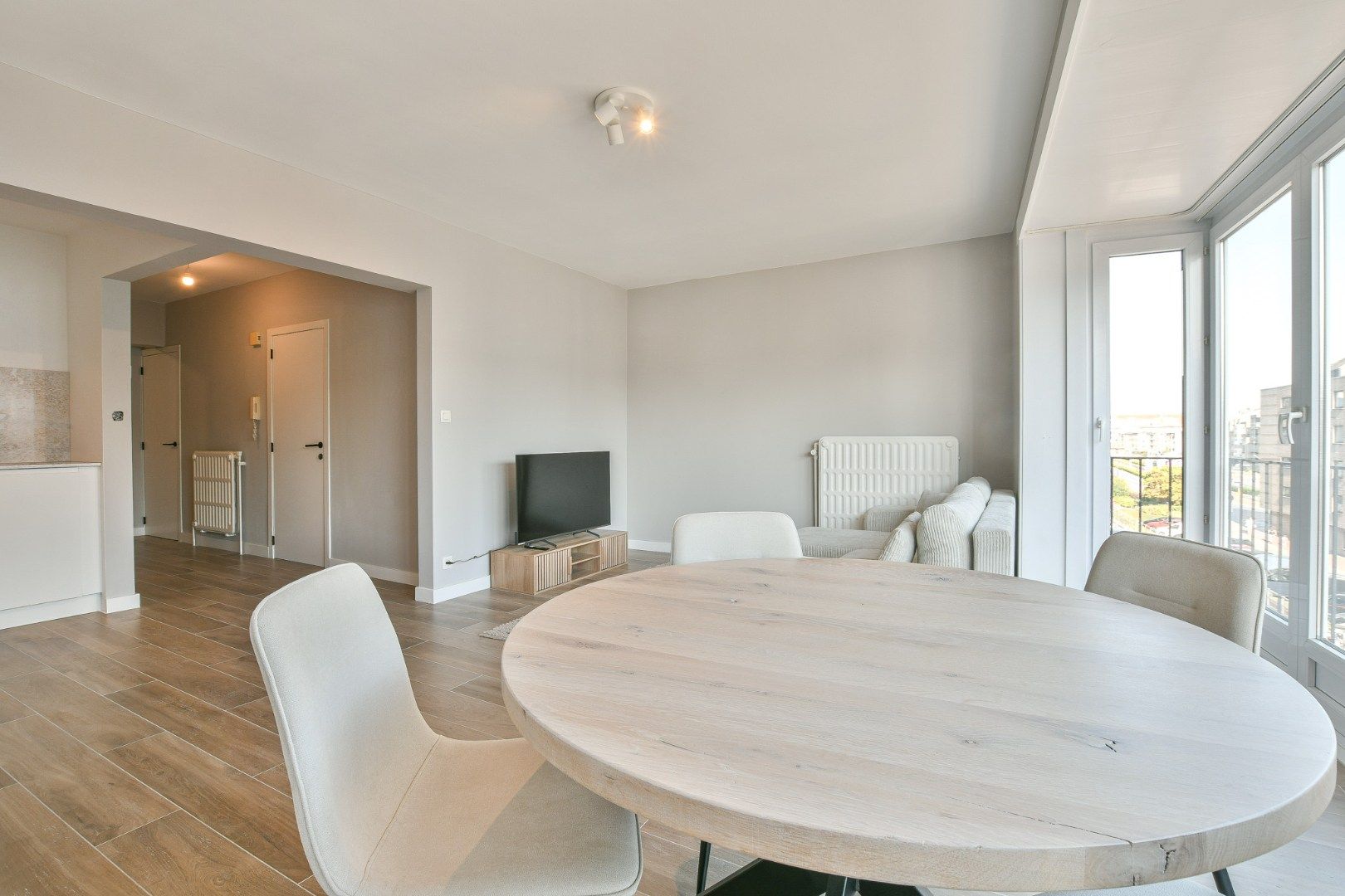 Gerenoveerd 2-slaapkamerappartement op toplocatie - vlakbij de zeedijk! foto 9