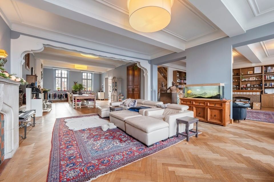 ICONISCH HANDELSPAND MET LUXUEUZE WOONST OP DE GROTE MARKT VAN SINT-TRUIDEN foto 4