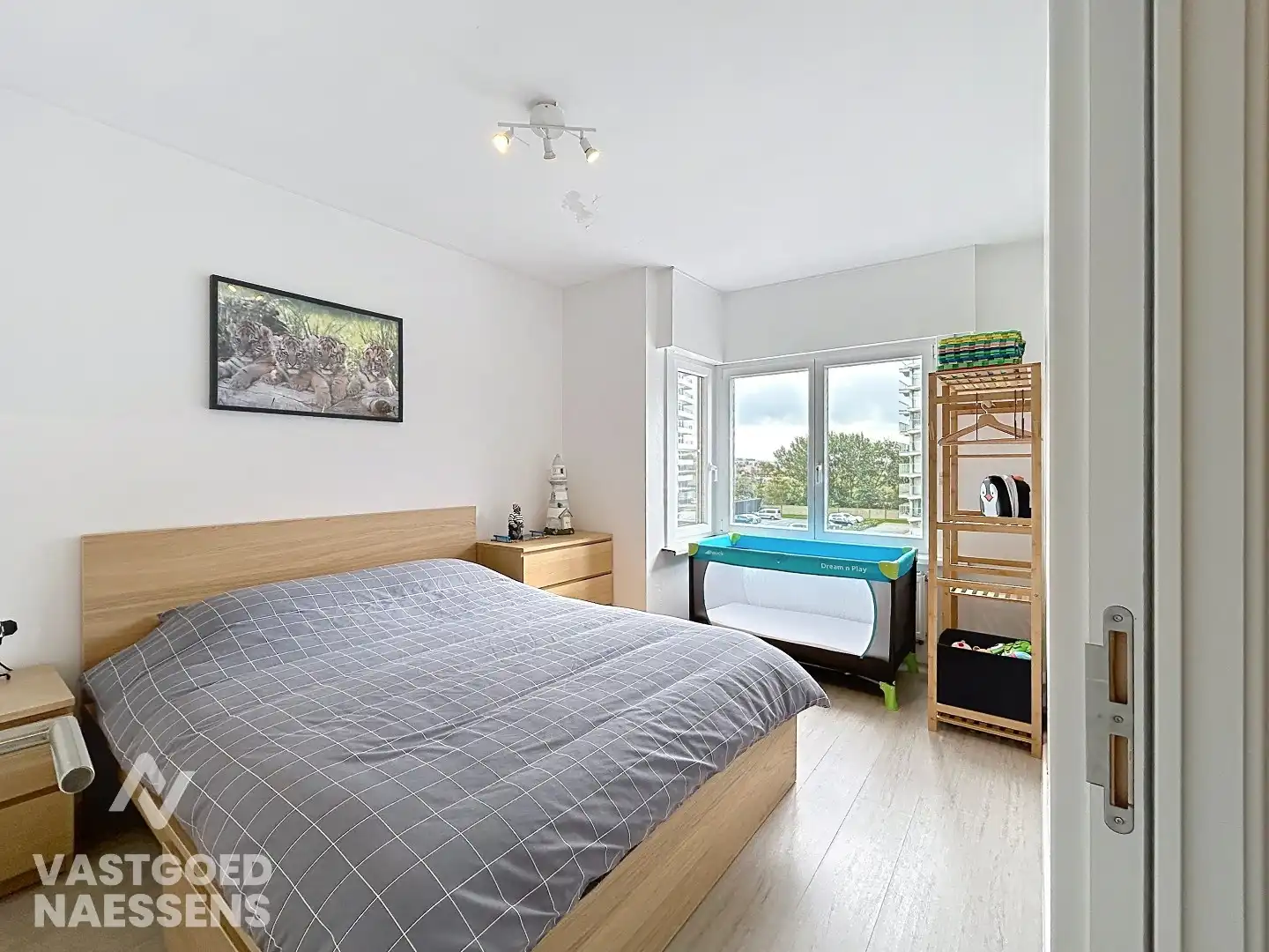 LICHTRIJK HOEKAPPARTEMENT MET 3 SLPK VLAKBIJ ZEE foto 8