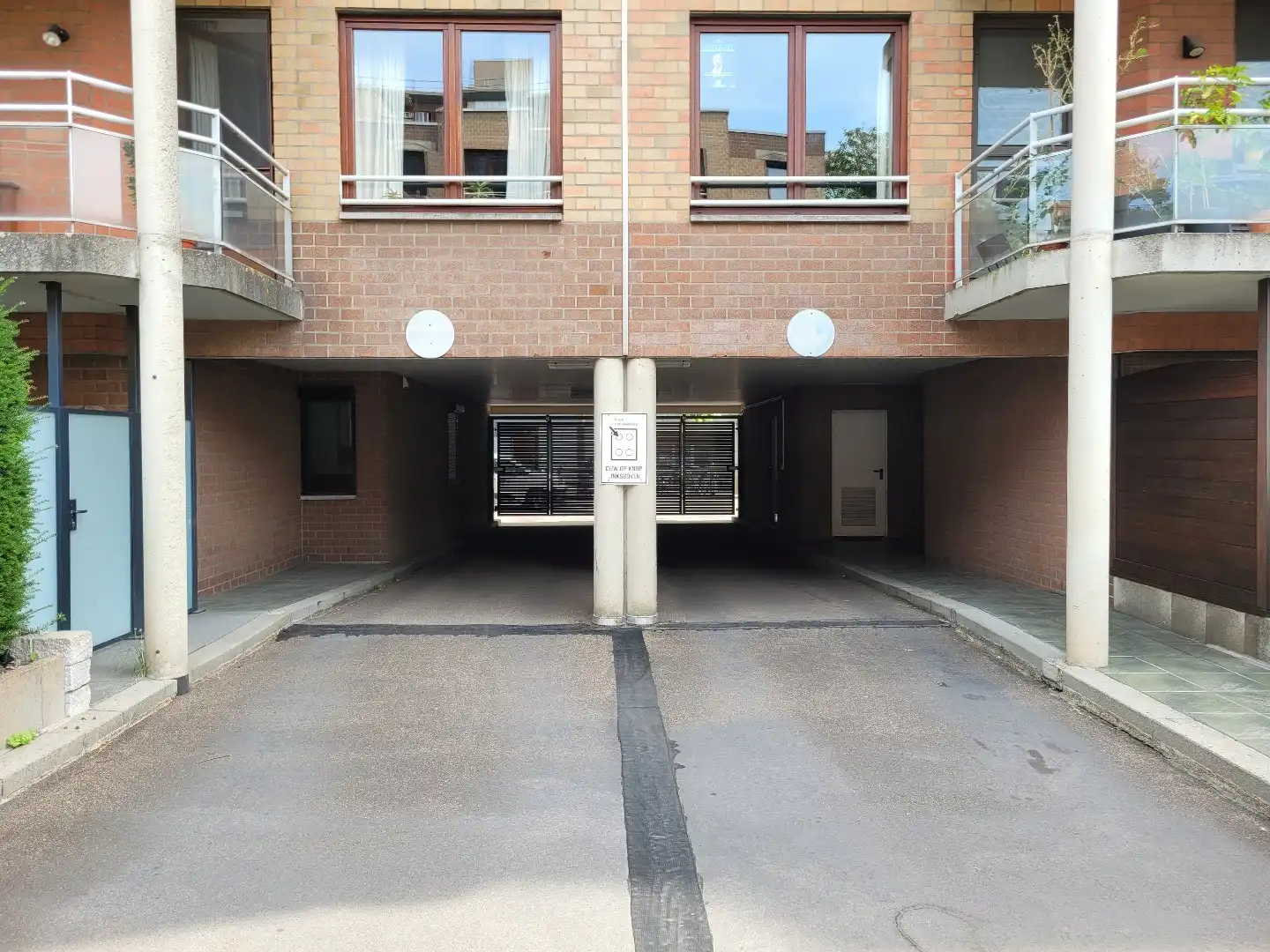 Afgesloten buitenparking nabij centrum Leuven foto {{pictureIndex}}