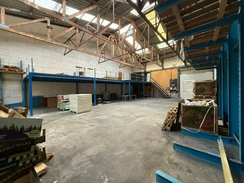 Ruime opslagruimte met mezzanine te huur in Evergem – vlot bereikbaar foto 4