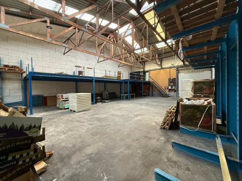 Ruime opslagruimte met mezzanine te huur in Evergem – vlot bereikbaar foto 4