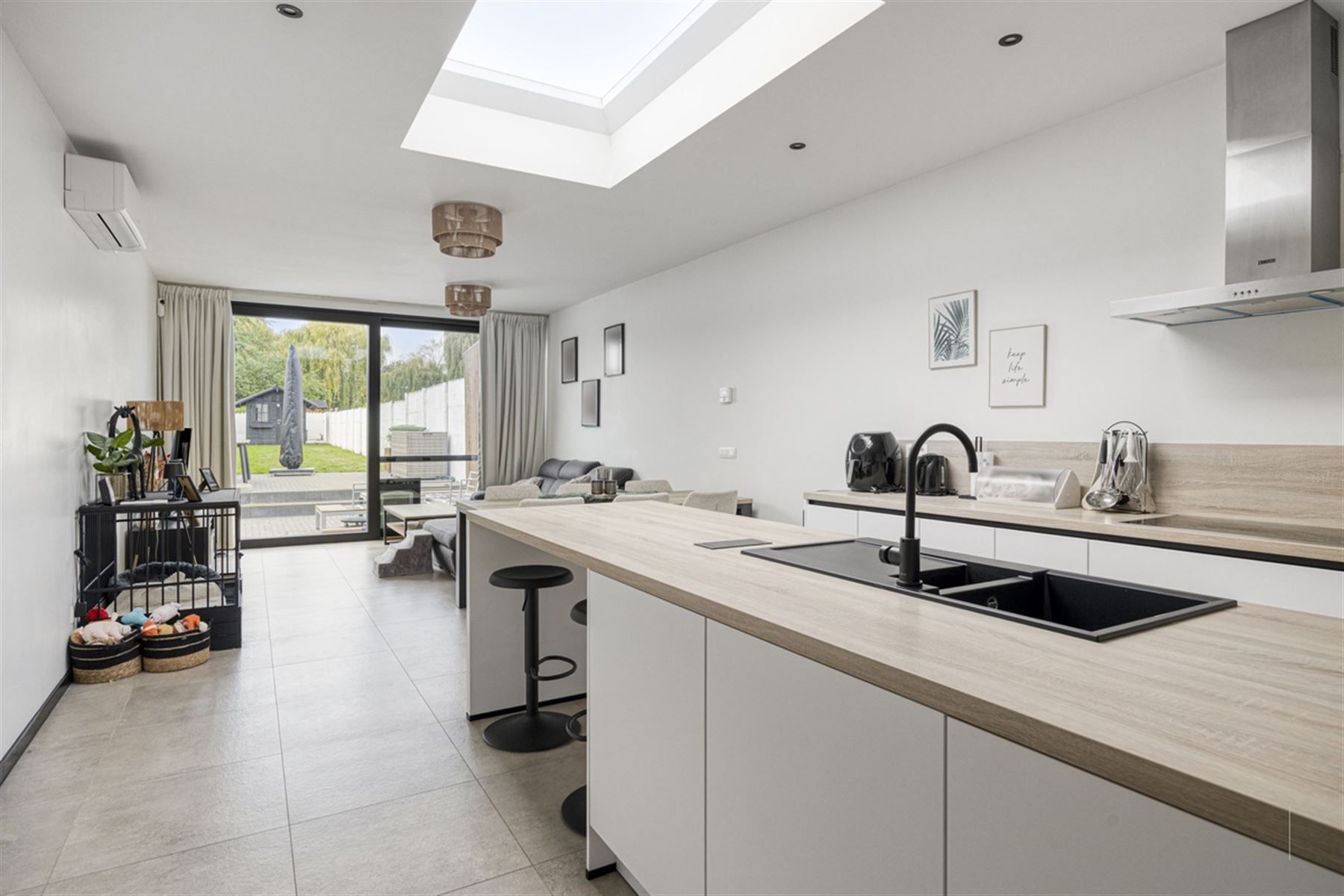 Totaal gerenoveerde woning met tuin foto 2
