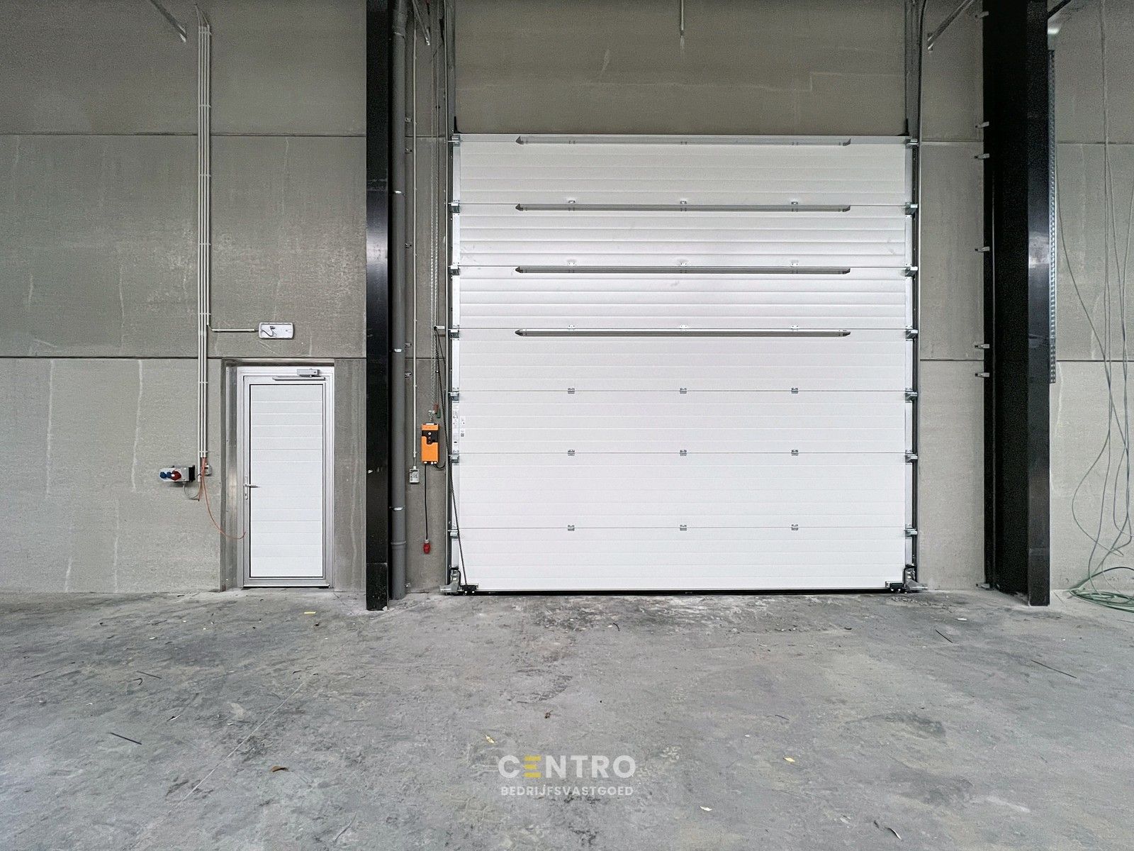 Instapklaar geïsoleerd nieuwbouw MAGAZIJN (± 960m²), vrije hoogte 7m, met 4 sectionale poorten. Op ambachtelijke zone te Oostrozebeke. foto 14