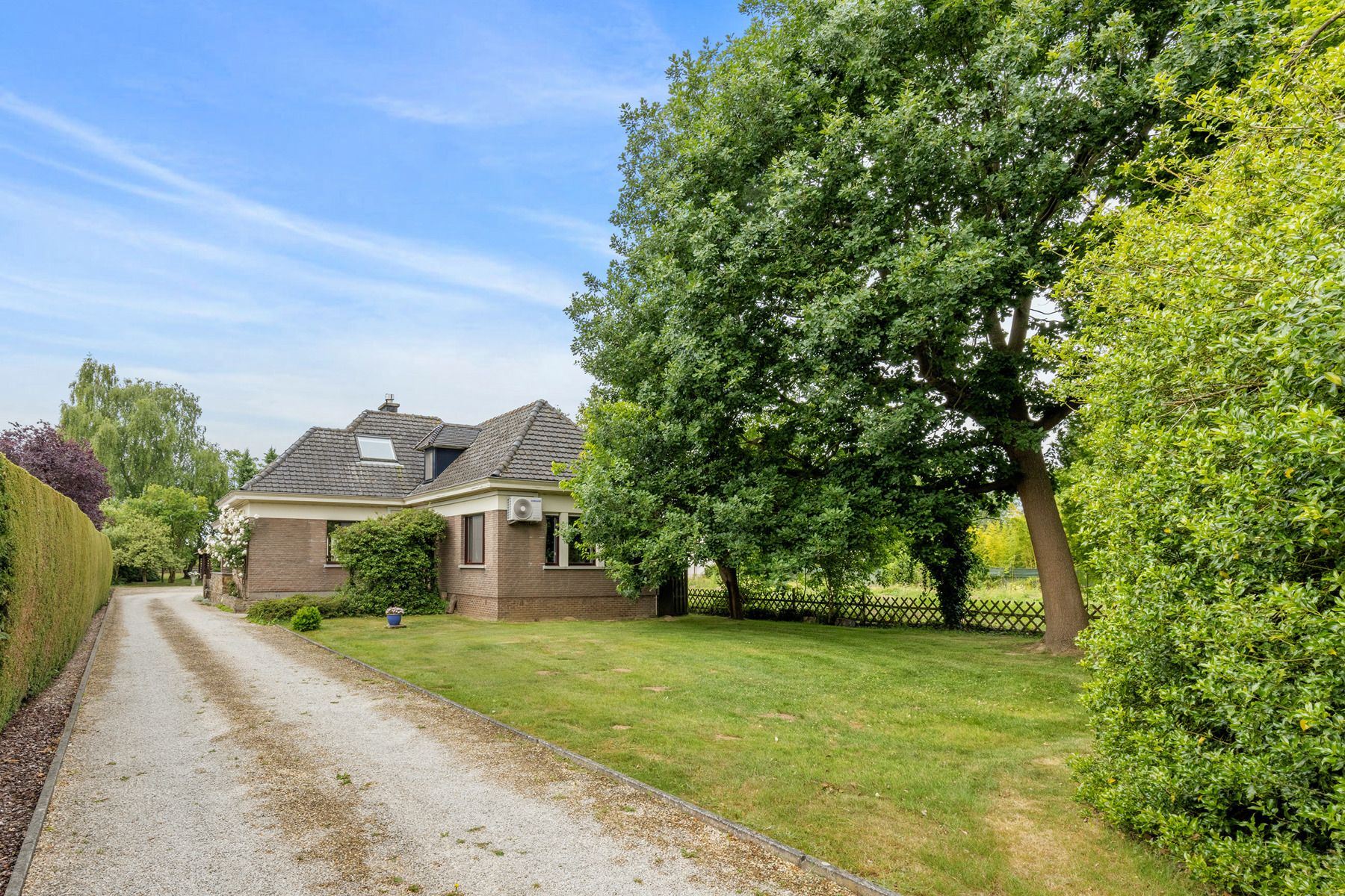 Ruime woning met prachtige tuin in het mooie Schellebelle! foto {{pictureIndex}}