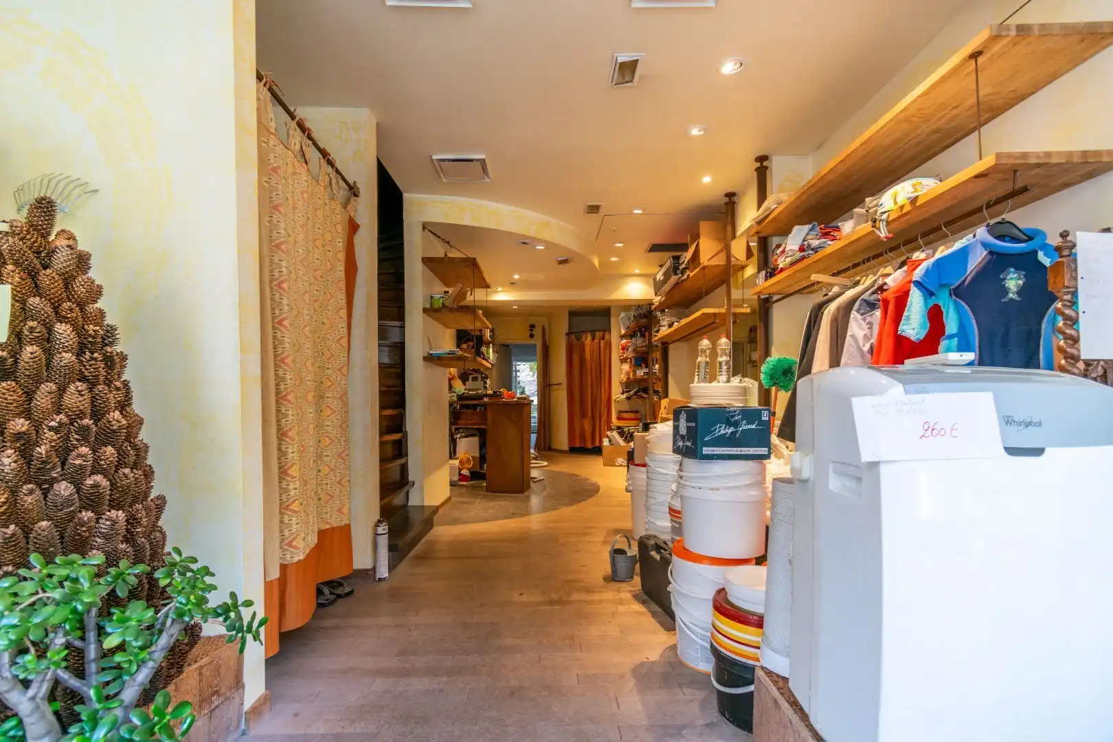 Karaktervol hoogwaardig afgewerkt gebouw met winkelruimte en woonst  foto 11