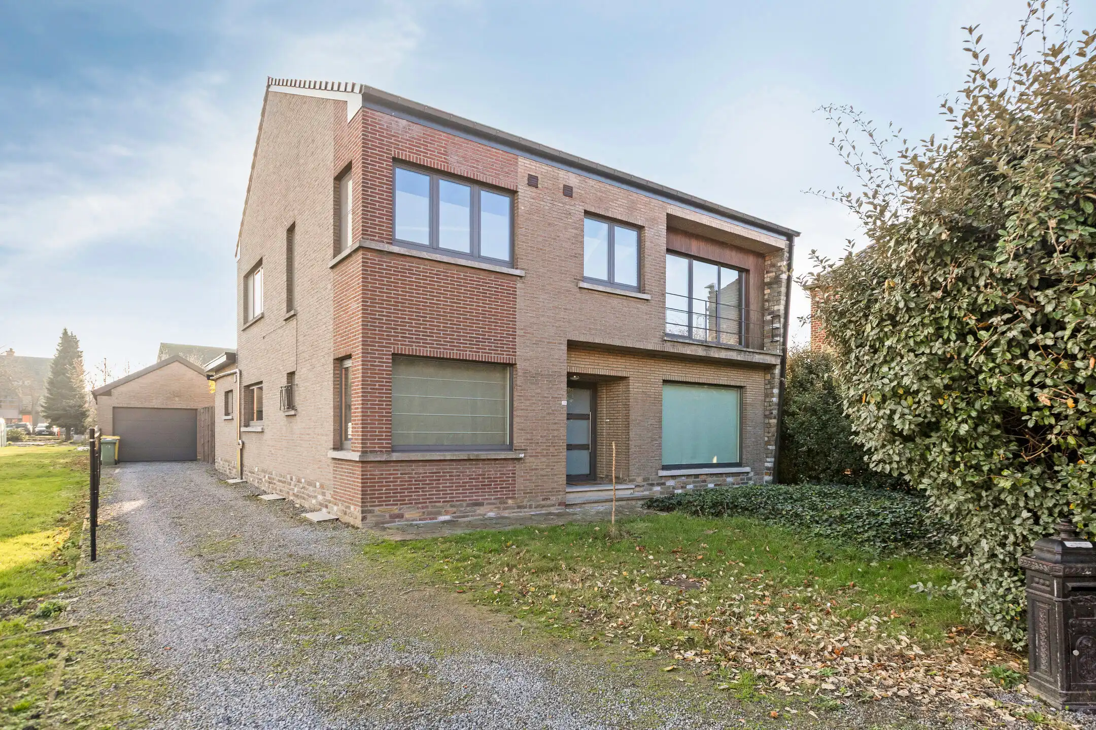 Hoogwaardig afgewerkte woning in hartje Wezemaal foto {{pictureIndex}}