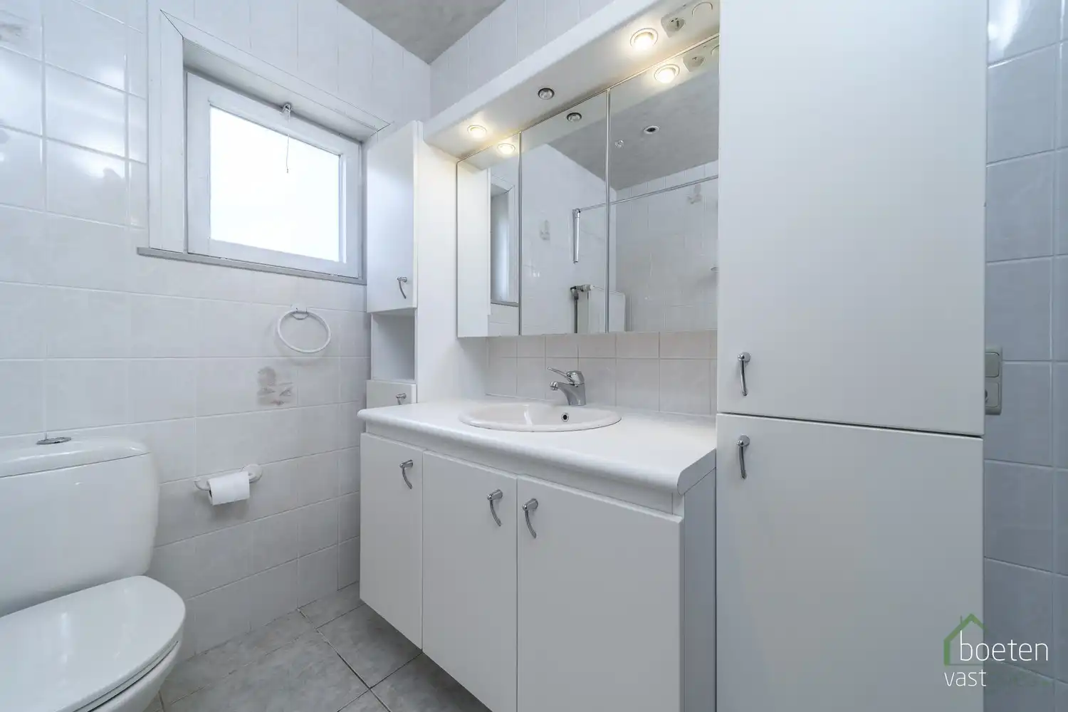 BEVEREN AAN DE IJZER: Zeer degelijke villa-bungalow met alle leefruimtes op het gelijkvloers, ruime garage en tuin op 772m² totale grondopp. foto 14