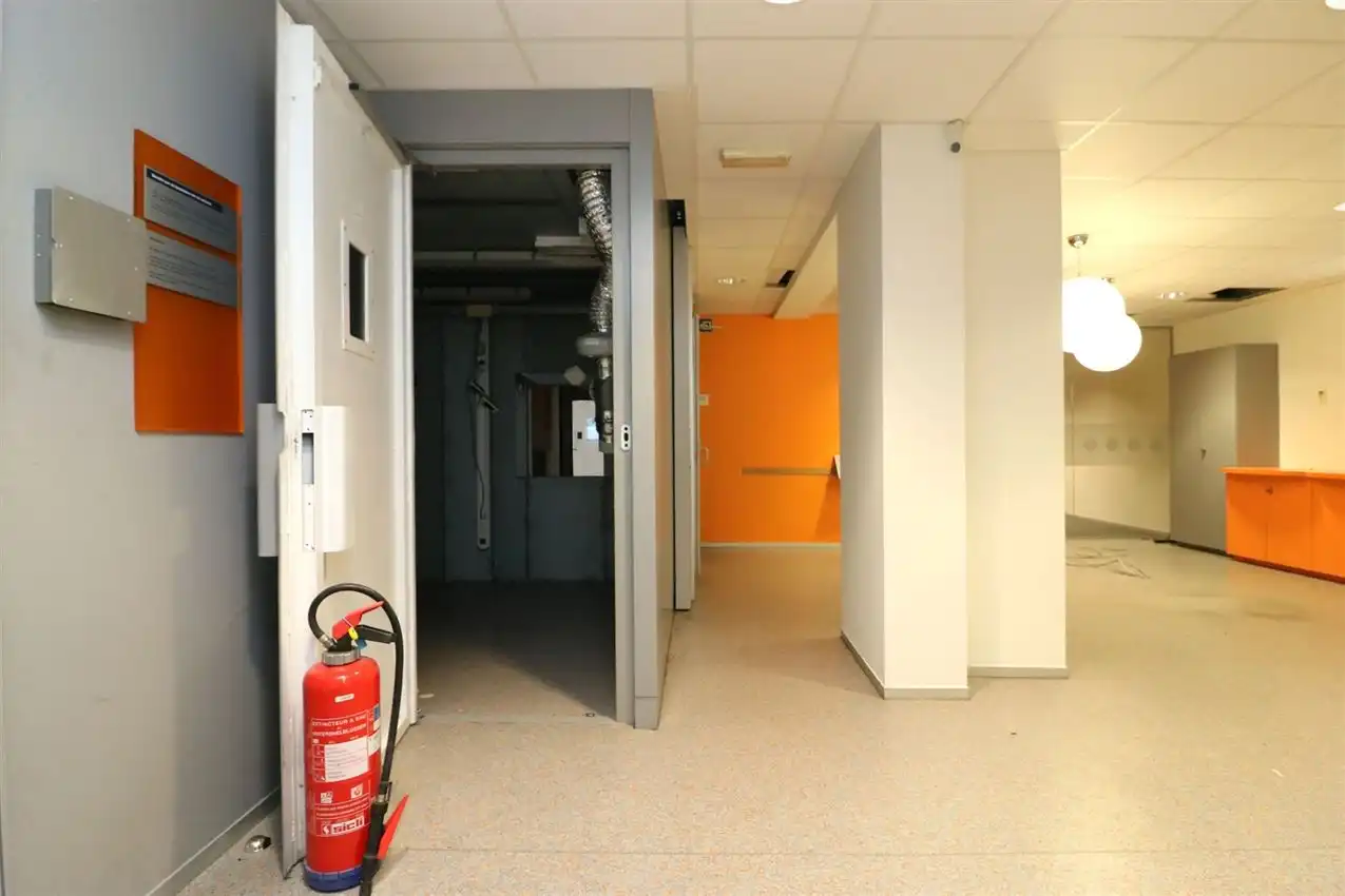 Opbrengsteigendom (handel & 4 app) op toplocatie foto 9