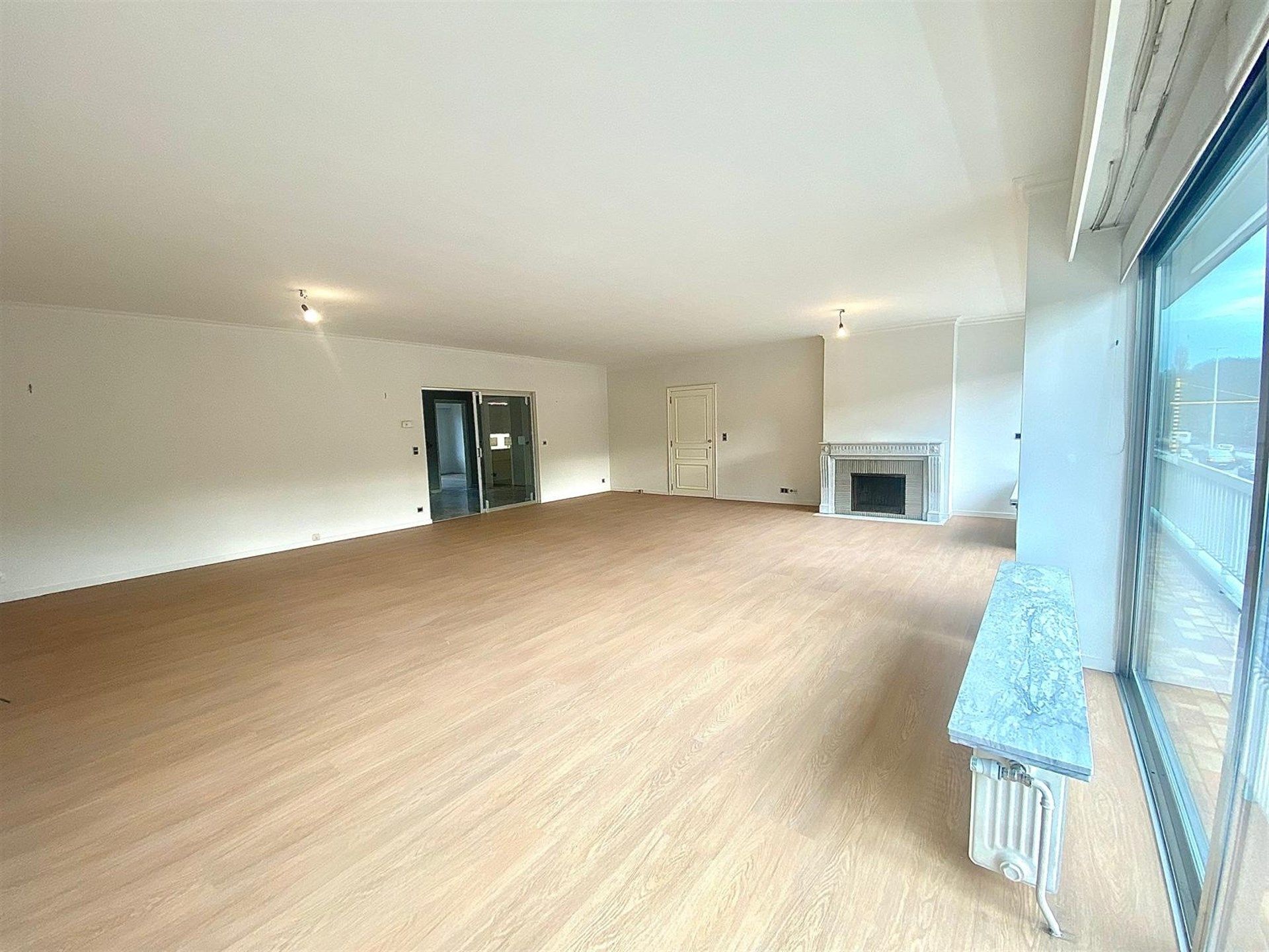 Zeer ruim appartement met drie slaapkamers en garage  foto 3