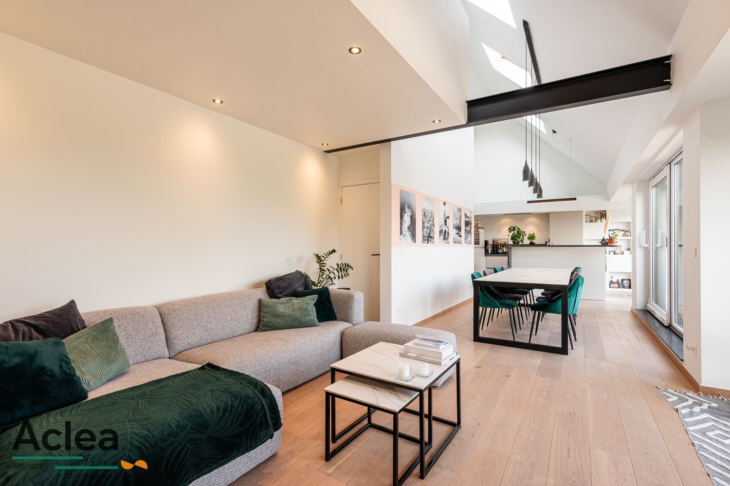 Lichtrijk, ruim duplex-appartement foto 4