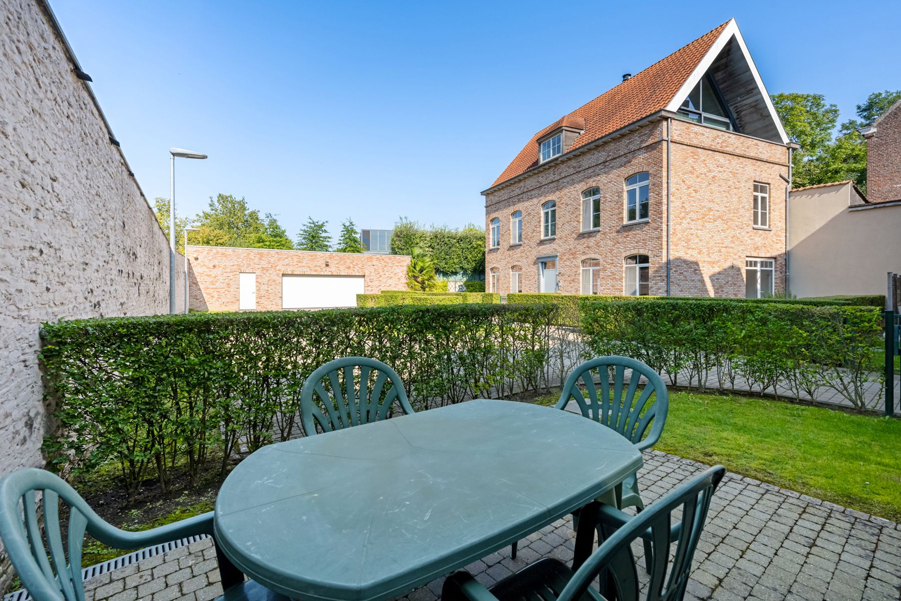 Ruim kwalitatief appartement met tuintje en 2 staanplaatsen! foto 17