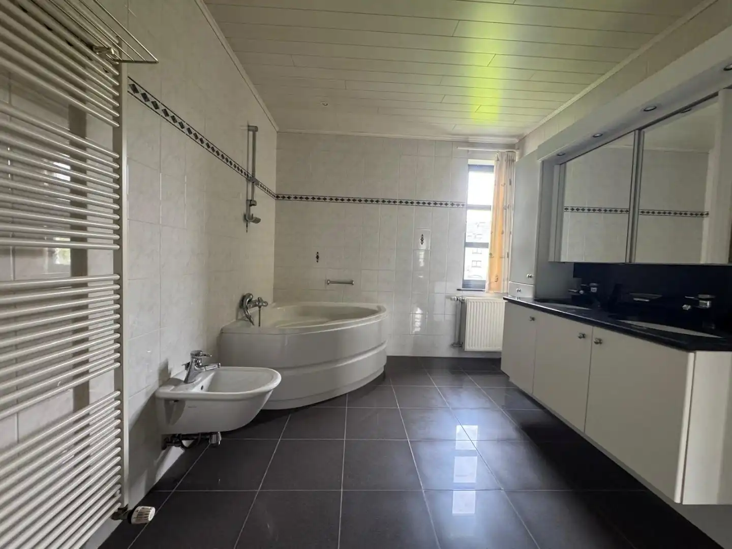 TE HUUR - Op zoek naar een ruim appartement in hartje Merchtem? Welkom Home! foto 19