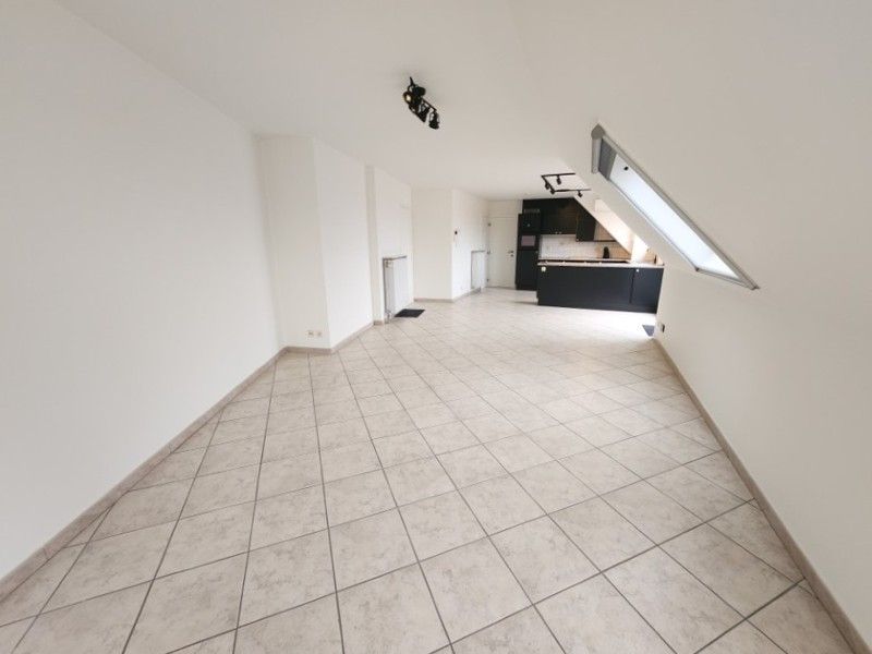 Gerenoveerd 1 slaapkamer appartement TE HUUR ZONDER SYNDICKOST op de markt van Wakken! foto 3