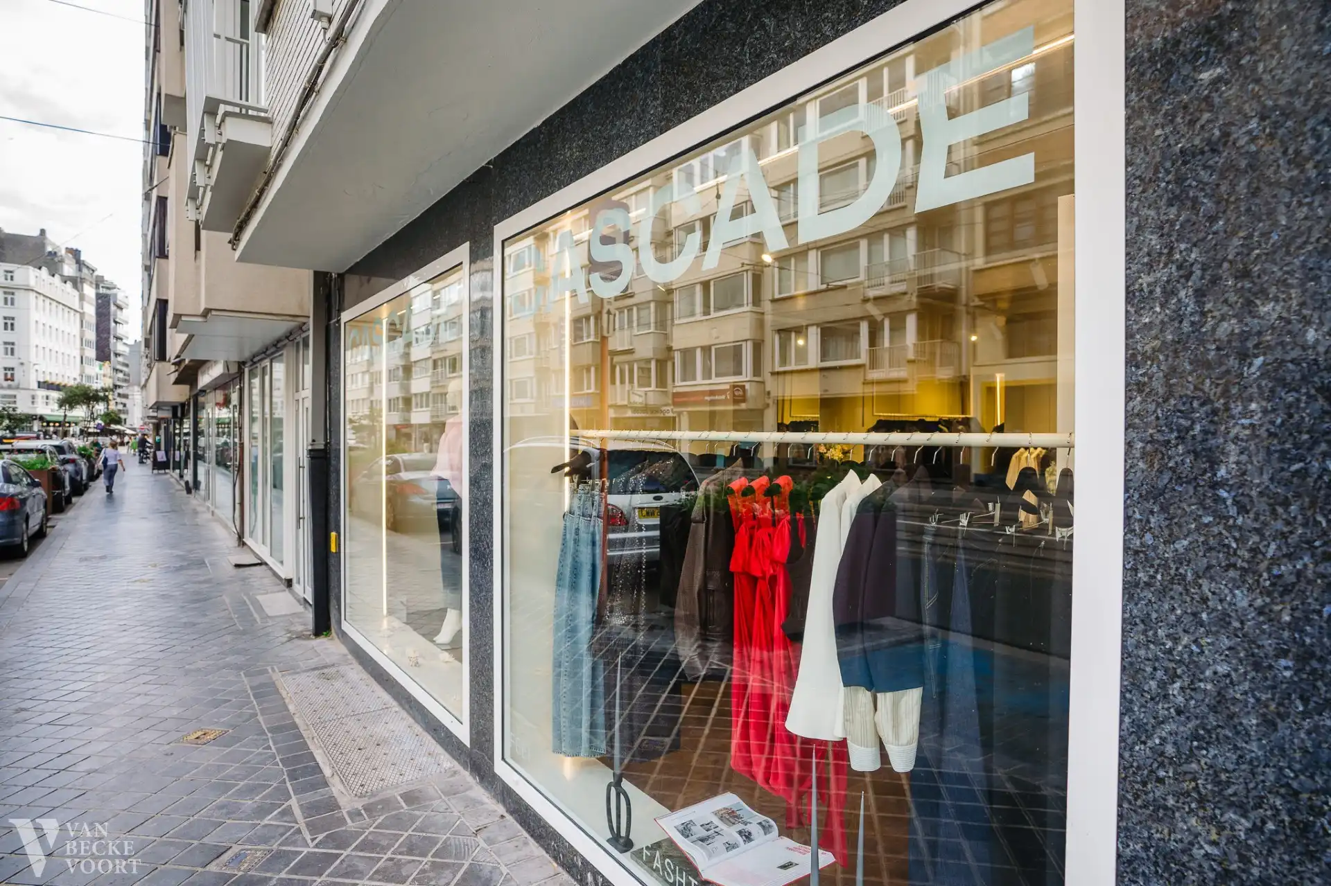 Esthetisch winkel op druk kruispunt Oostende foto 10