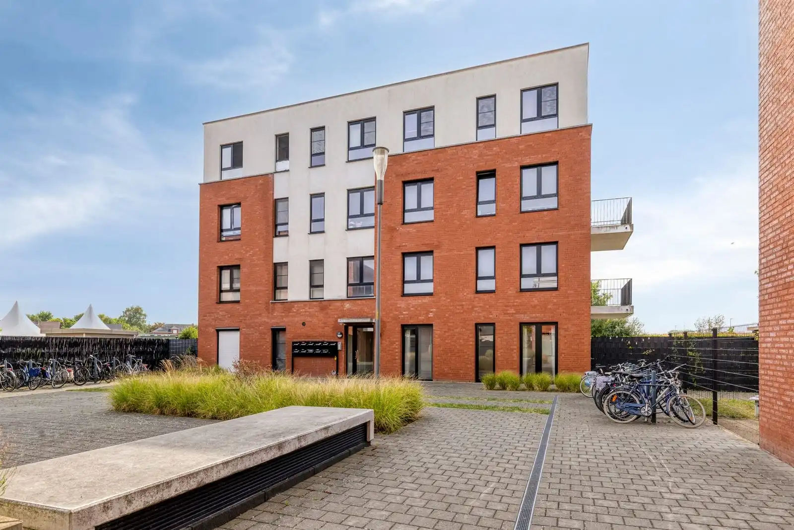 Rustig gelegen en instapklaar appartement met 1 slaapkamer, ruime tuin en private autostaanplaats. foto {{pictureIndex}}
