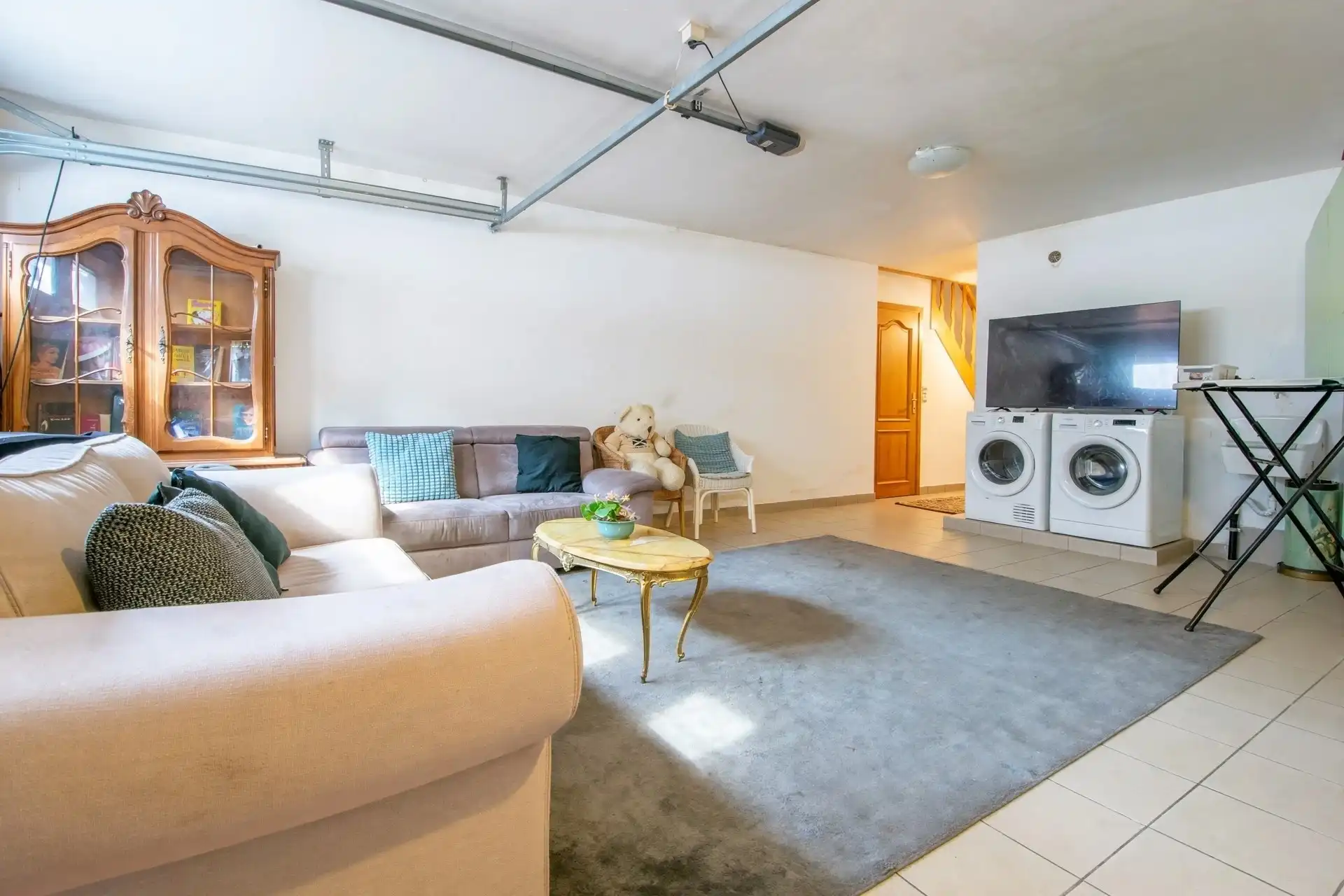 Instapklare bel-etagewoning met 2 slaapkamers en een ruime garage in het centrum van Sint-Gillis-Waas foto 3