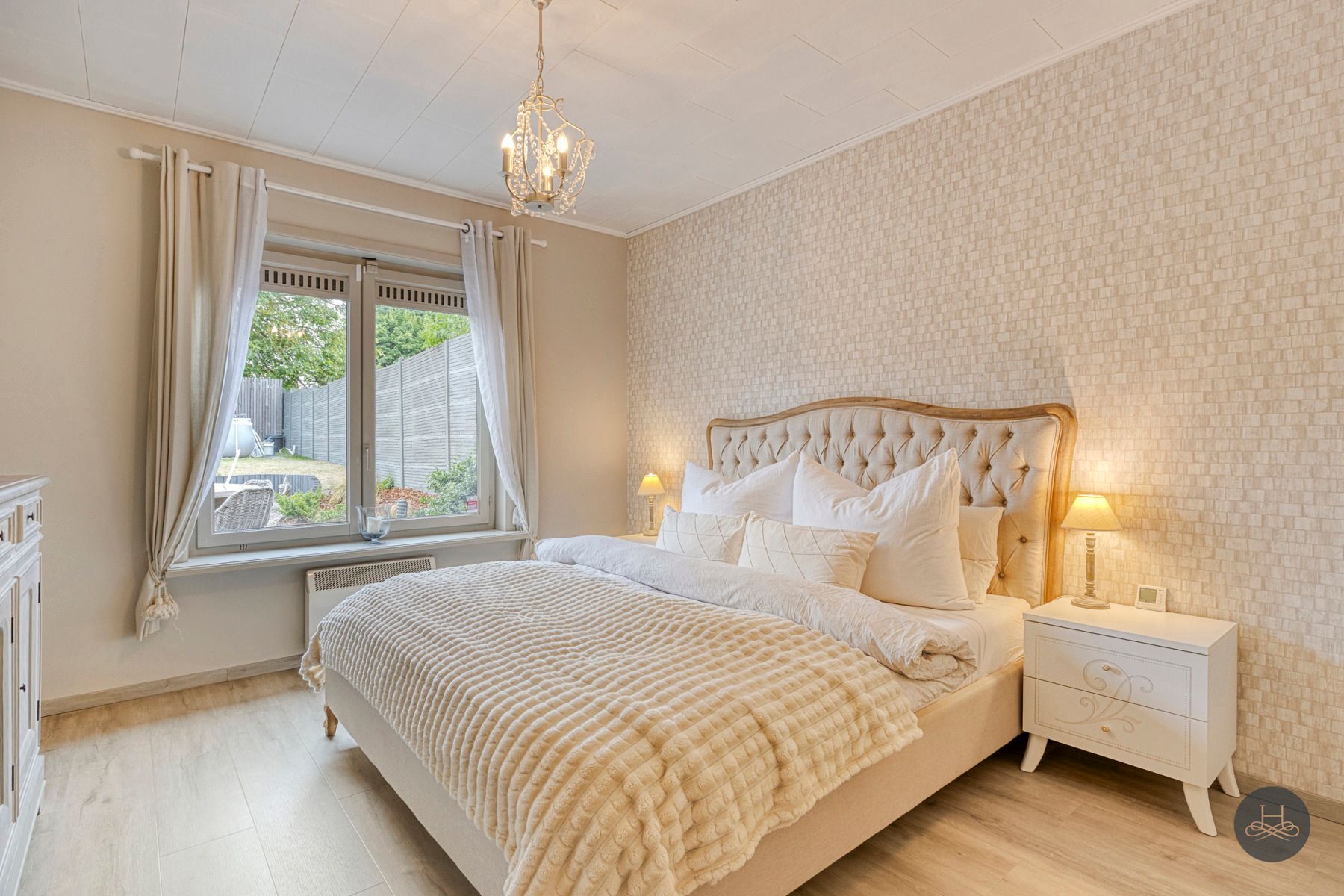 Gerenoveerde, unieke grote woning met ingerichte tuin foto 11