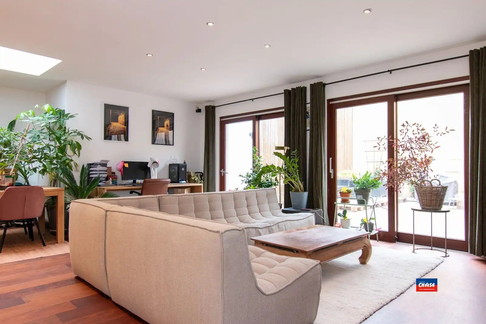Ruime woning met 2 slpks, garage en tuin  foto 3