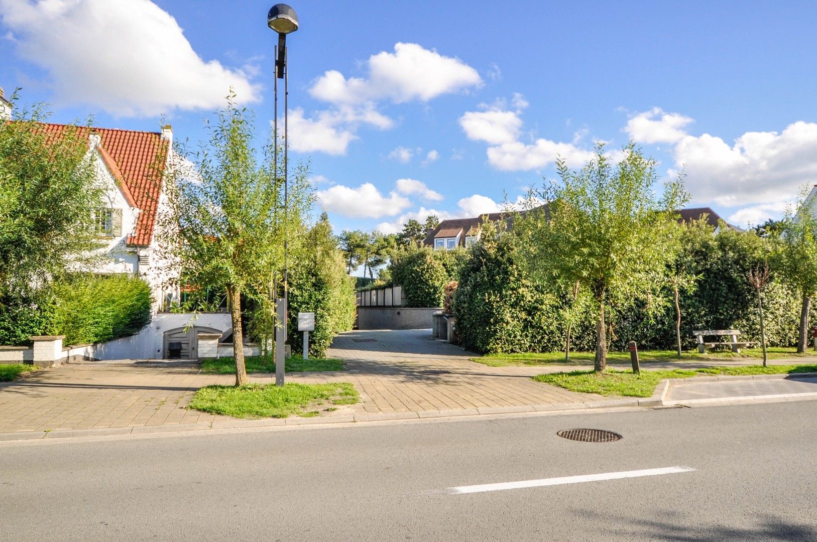 Gemakkelijk toegankelijke ruime garagebox in een recente residentie in de Elizabetlaan. foto {{pictureIndex}}