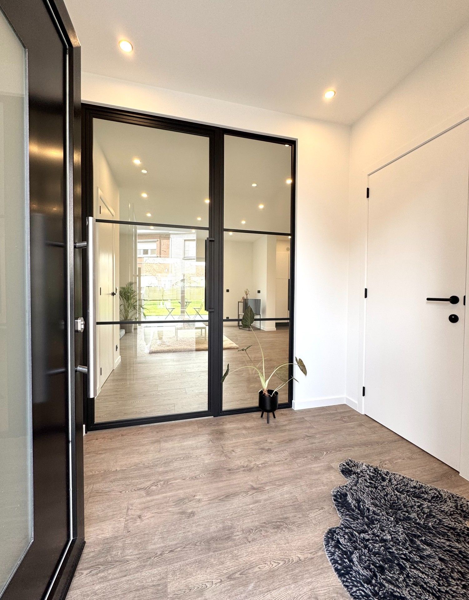 GERENOVEERDE WONING MET GROTE GARAGE foto 10