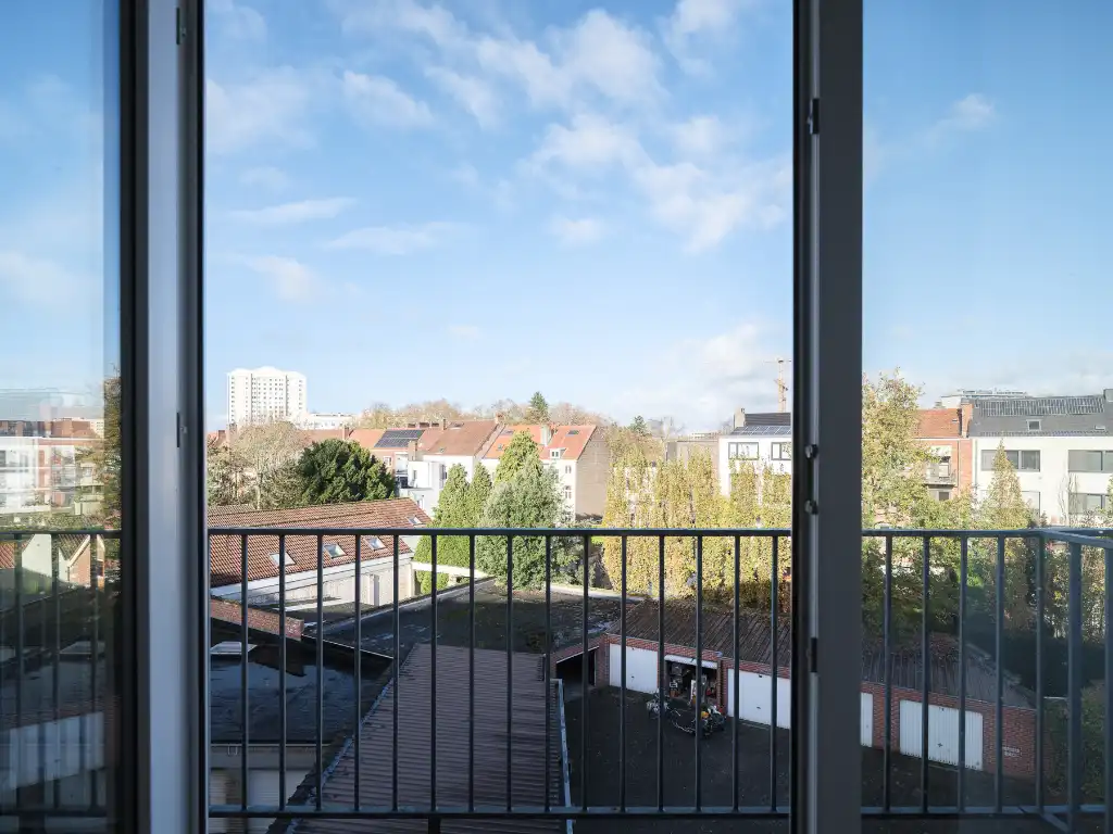 Stijlvol tweeslaapkamerappartement in de Sportstraat, met terras en warm mid-century karakter. foto 12