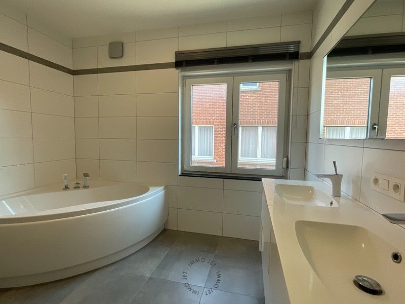 Halfopen bebouwing dichtbij centrum Beveren foto 15
