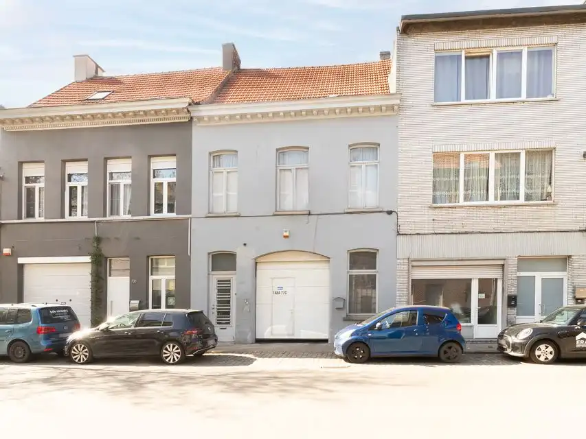 Hoofdfoto van de publicatie: Opbrengsteigendom met ruim magazijn en appartement.