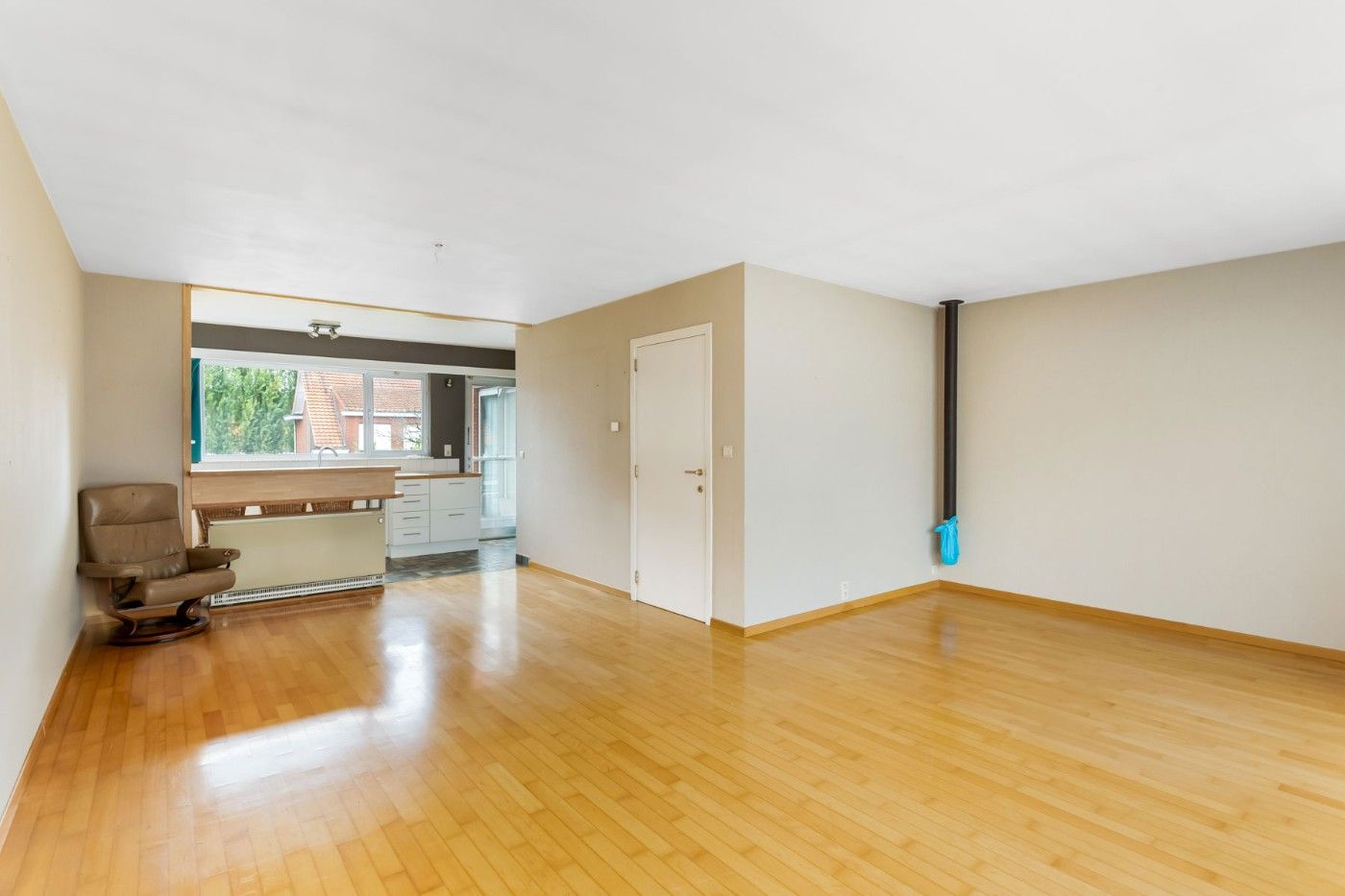 Centraal gelegen, op te frissen woning met 2 à 3 slpk., inpandige garage en tuin foto 4