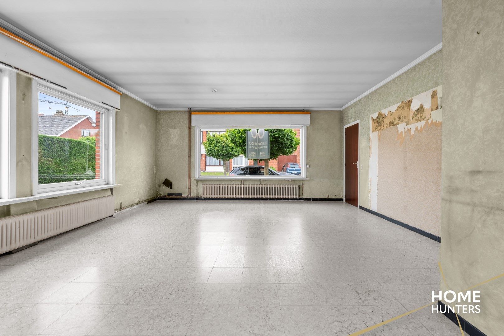 Te renoveren halfopen woning met 4 slaapkamers, 2 garages en veel potentieel te Ieper foto 6