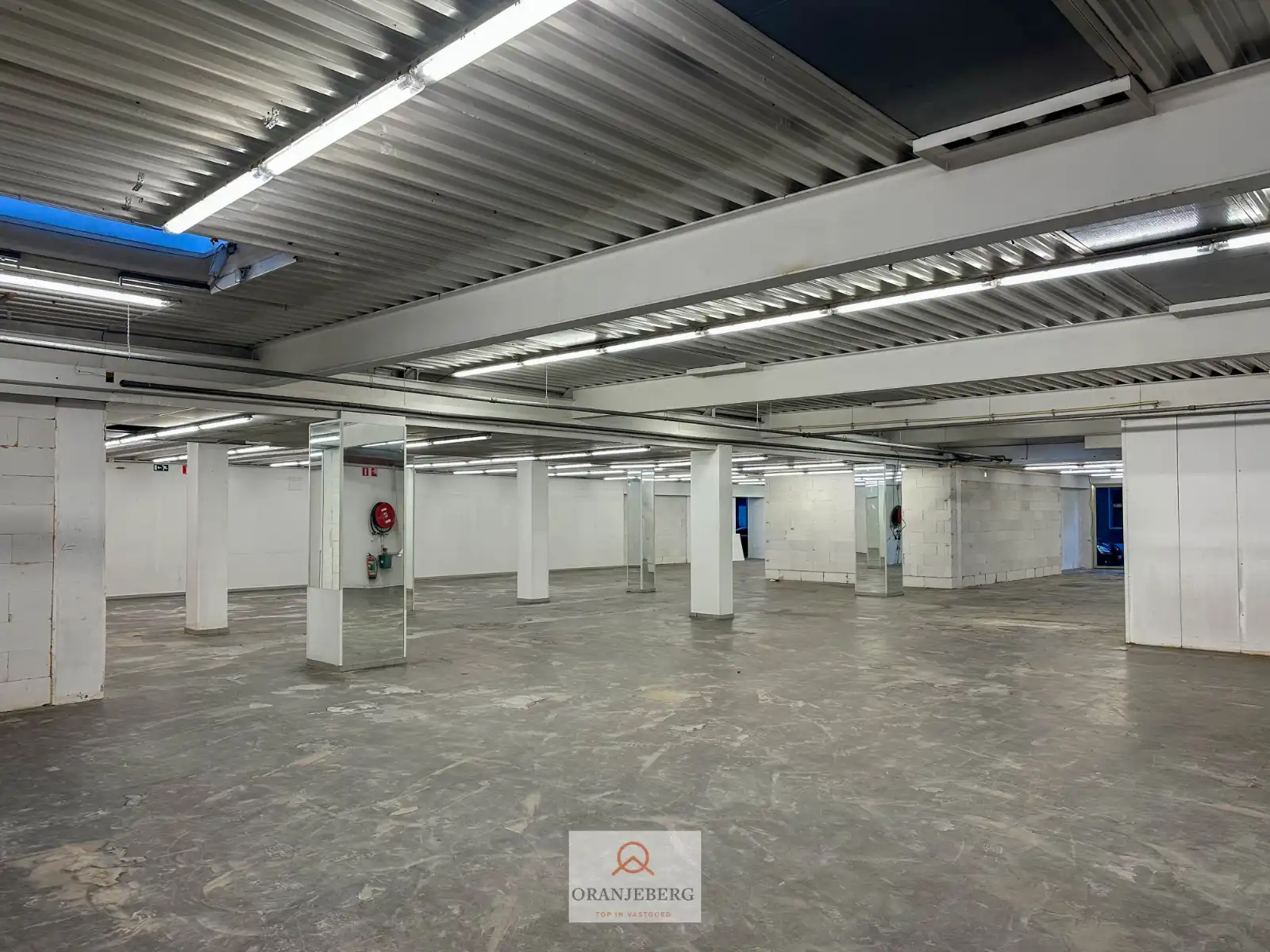 Uitzonderlijk ruim handelspand (609m²) te huur op TOPlocatie in Ledeberg foto {{pictureIndex}}