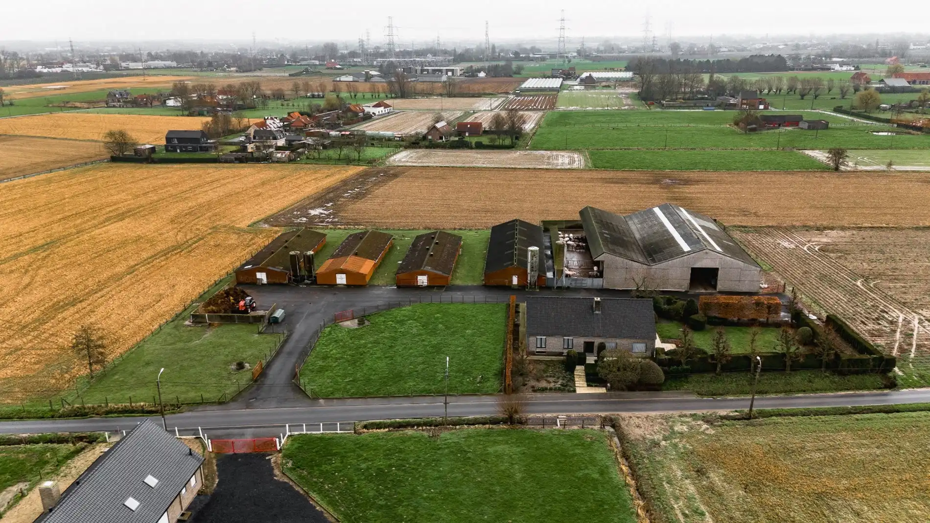 Woning op een perceel van 1394 m² en een terrein met groente- en veeteeltgebouwen op 7425 m² foto 4