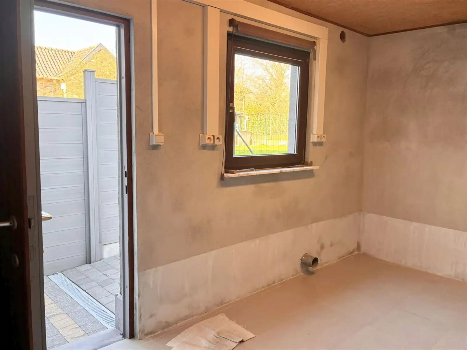 Lichtrijk huis met garage en koer foto 26