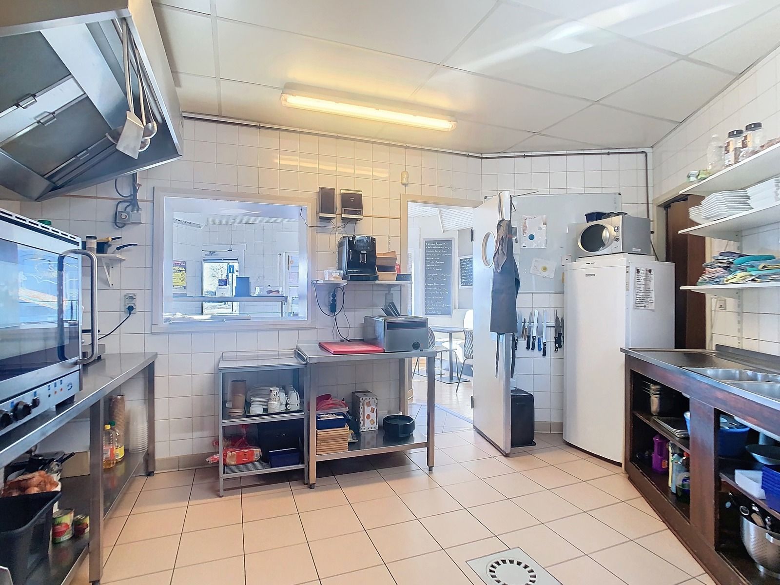 Centraal gelegen, Ruim Handelspand MET 2-SLPK Appartement! foto 6