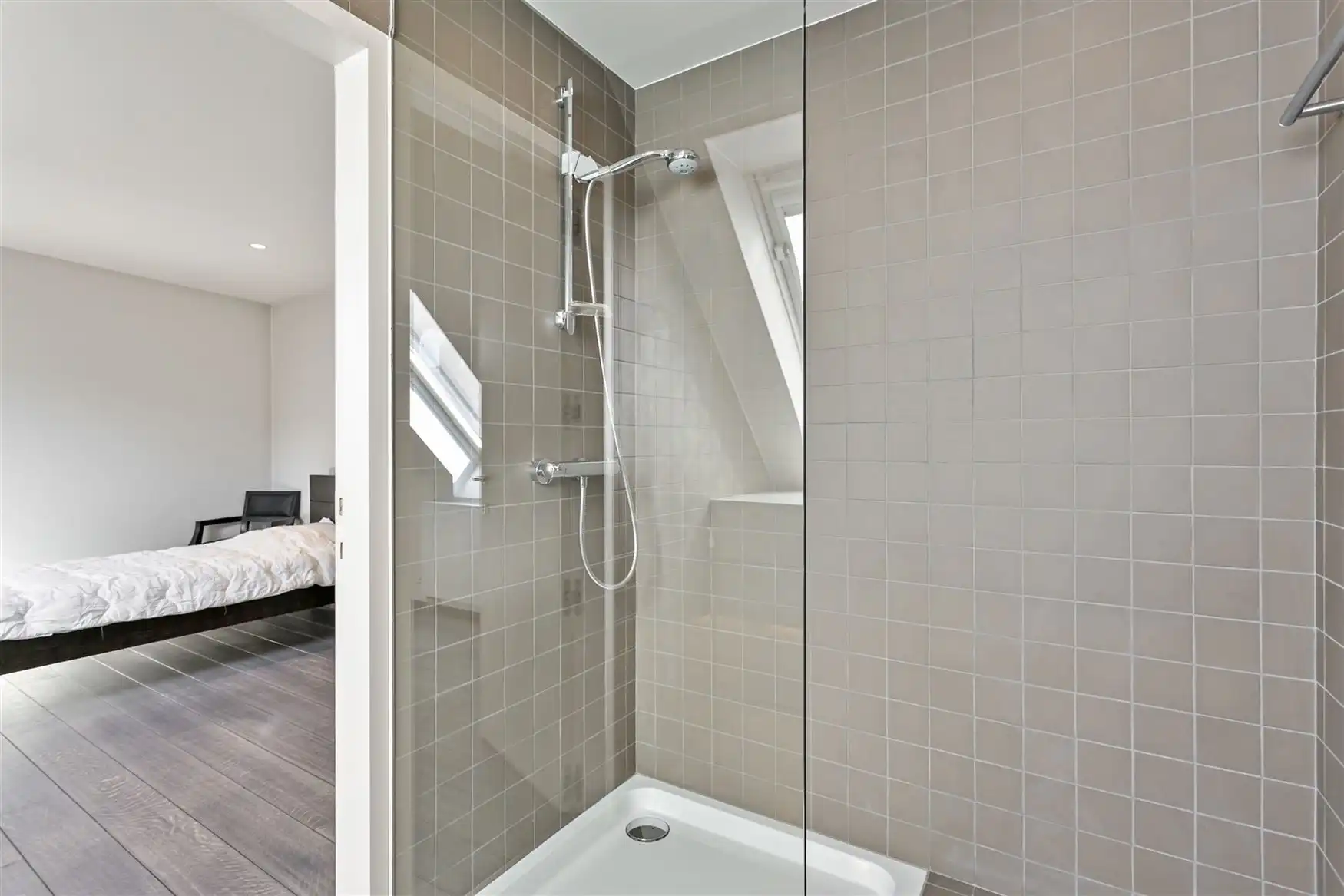 Zeer ruim bemeubeld duplexappartement foto 26