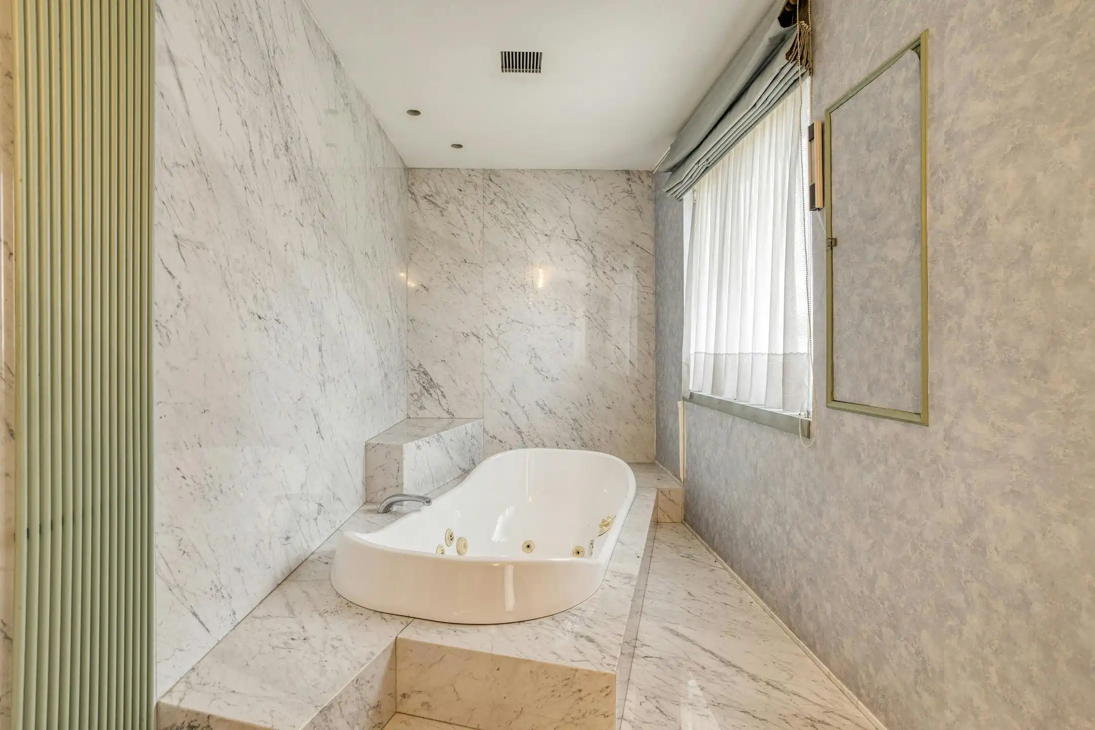 Huis te koop in Ieper met 3 kamers, tuin en garage foto 27