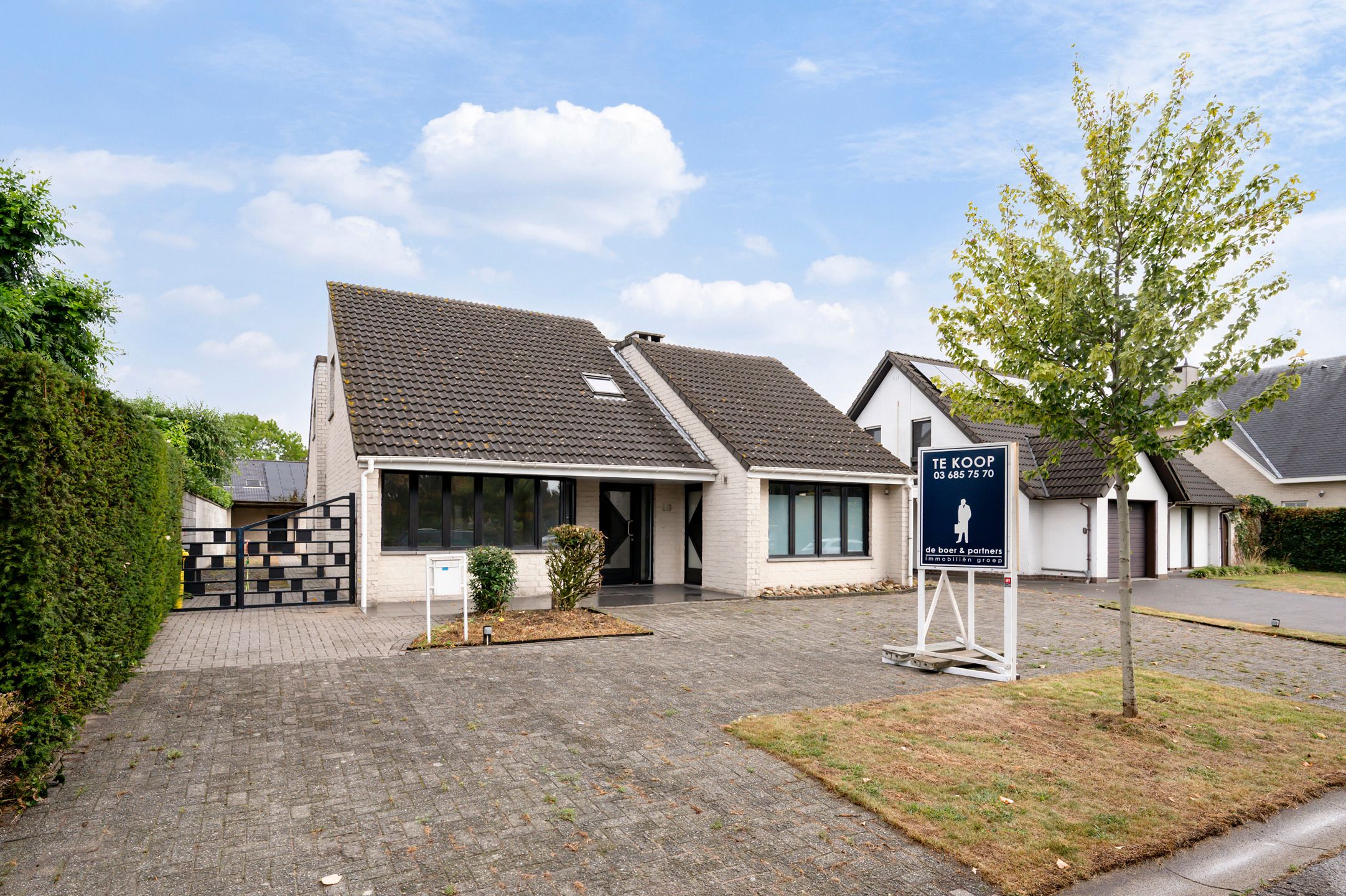 Ruime gezinswoning in rustige ligging nabij centrum Essen foto {{pictureIndex}}
