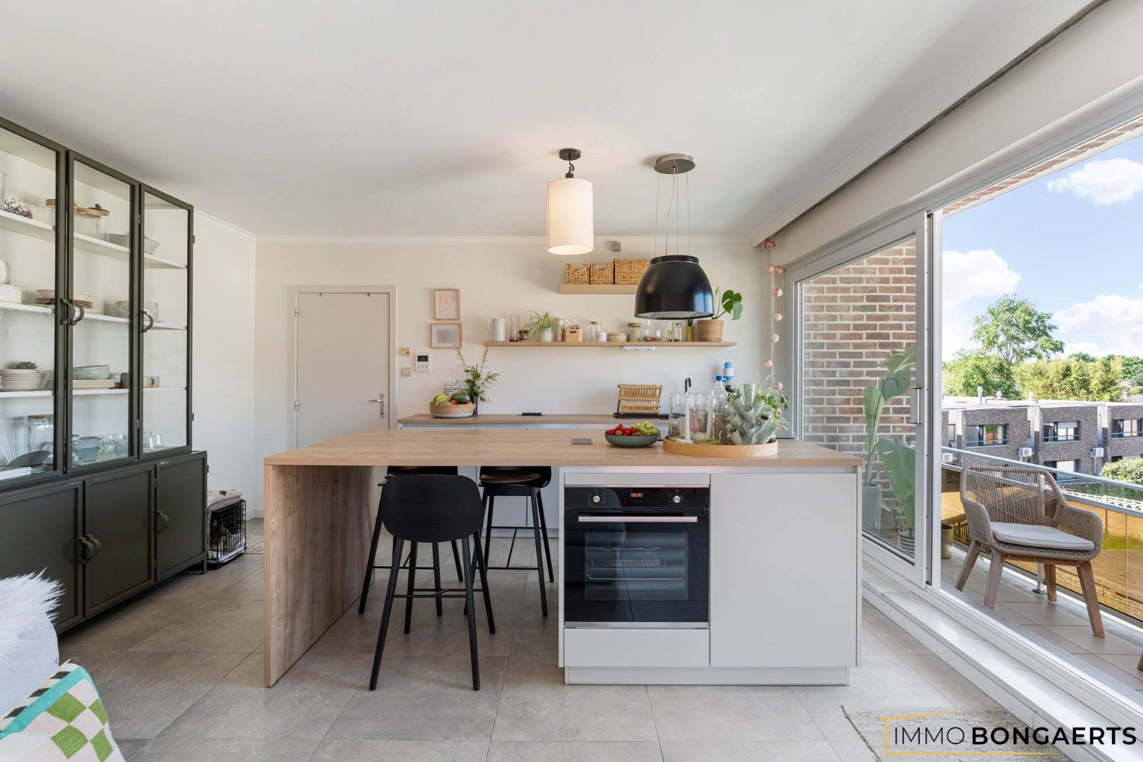 Gerenoveerd appartement met drie slaapkamers foto 5