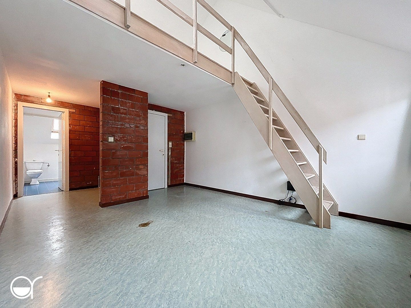Op te frissen woning met grote tuin nabij Stropkaai foto 23