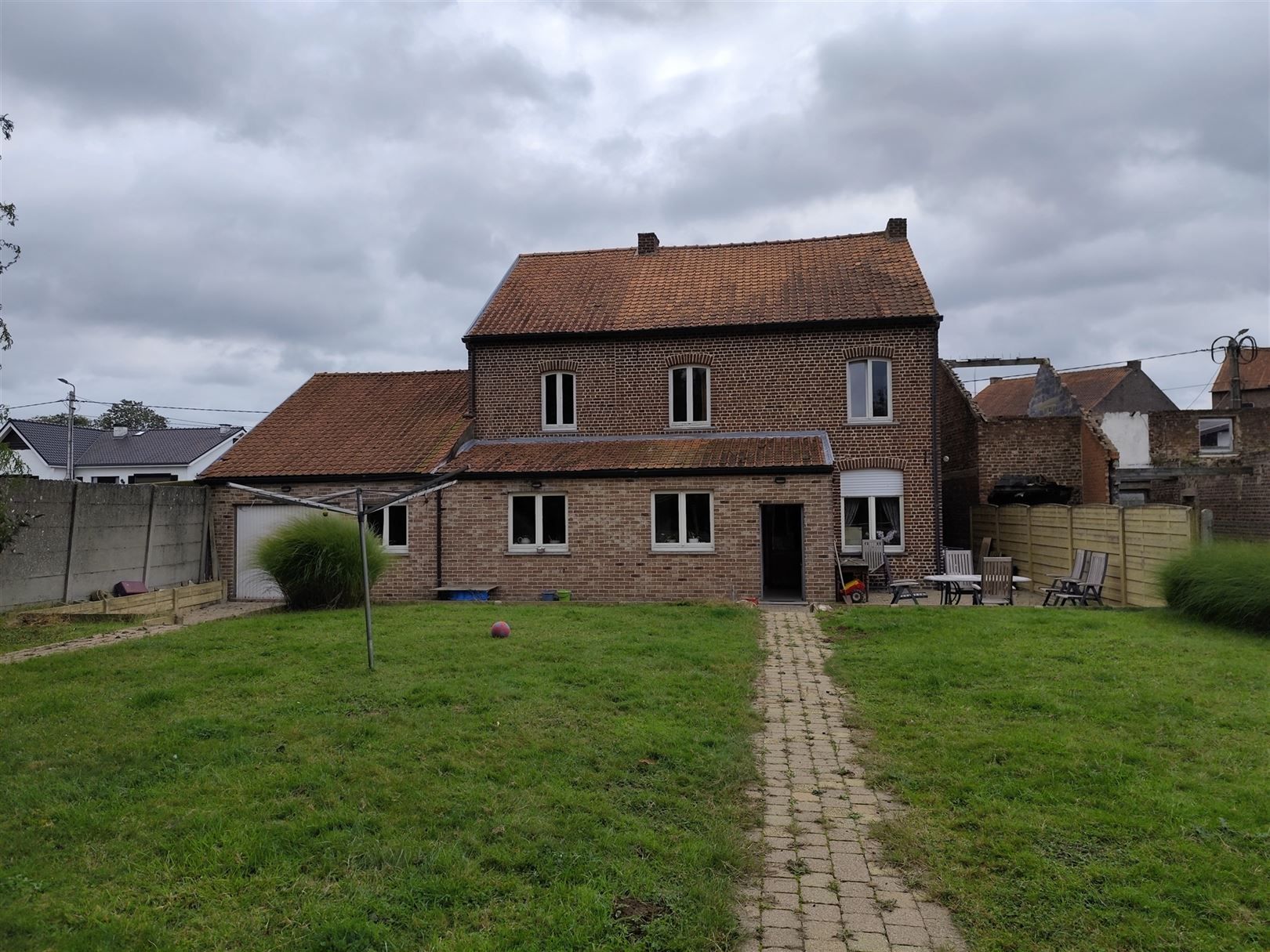 Woning met garage en tuin. foto 1