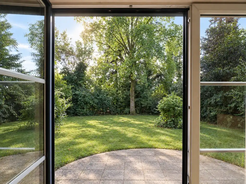 Vrijstaande villa (BJ 2001) met onder meer 6 slaapkamers, 2 badkamers en een dubbele inpandige garage foto 3