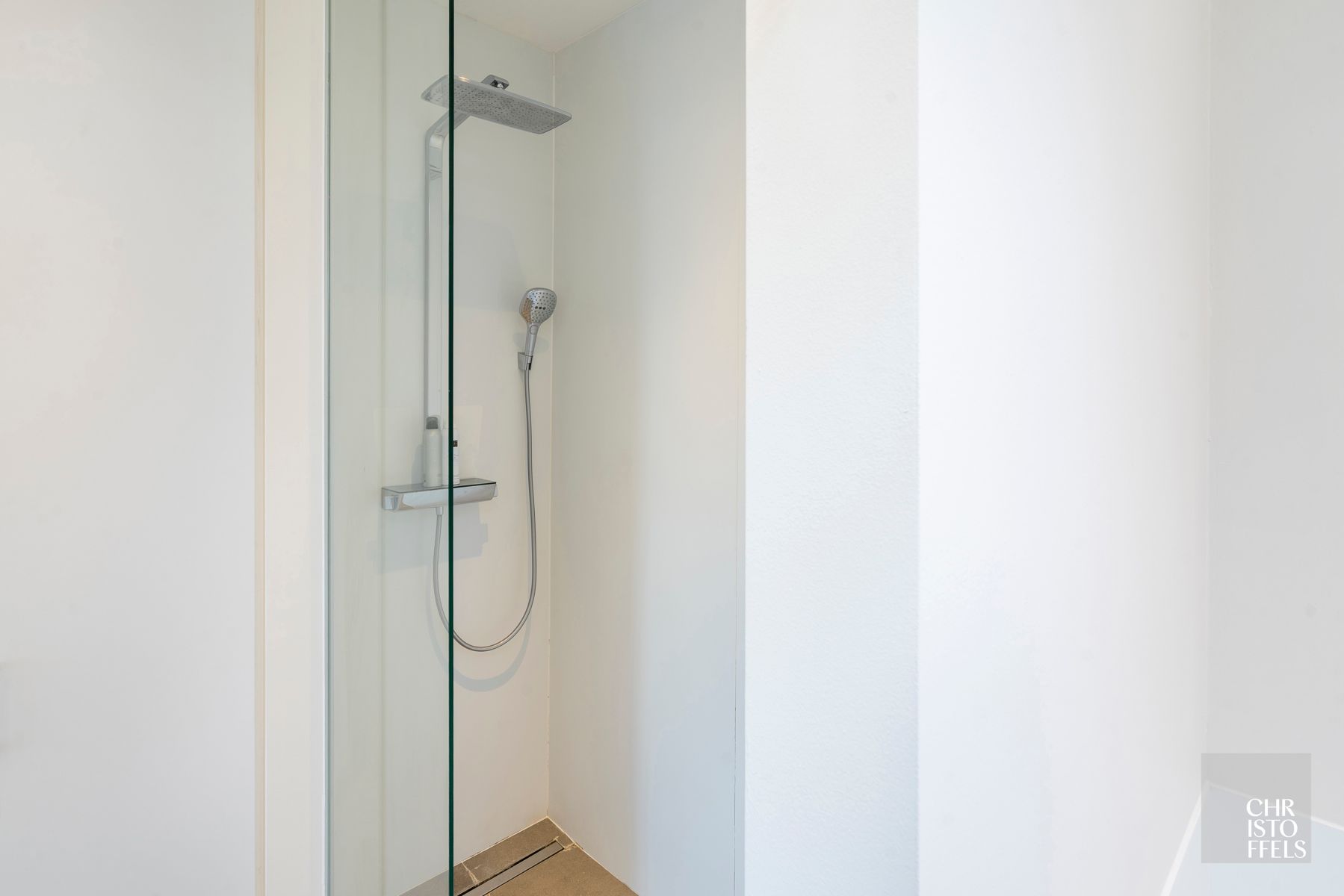 Luxe Penthouse met panoramische glaspartijen en 96m² terrassen in Parkresidentie Oud-Rekem foto 17