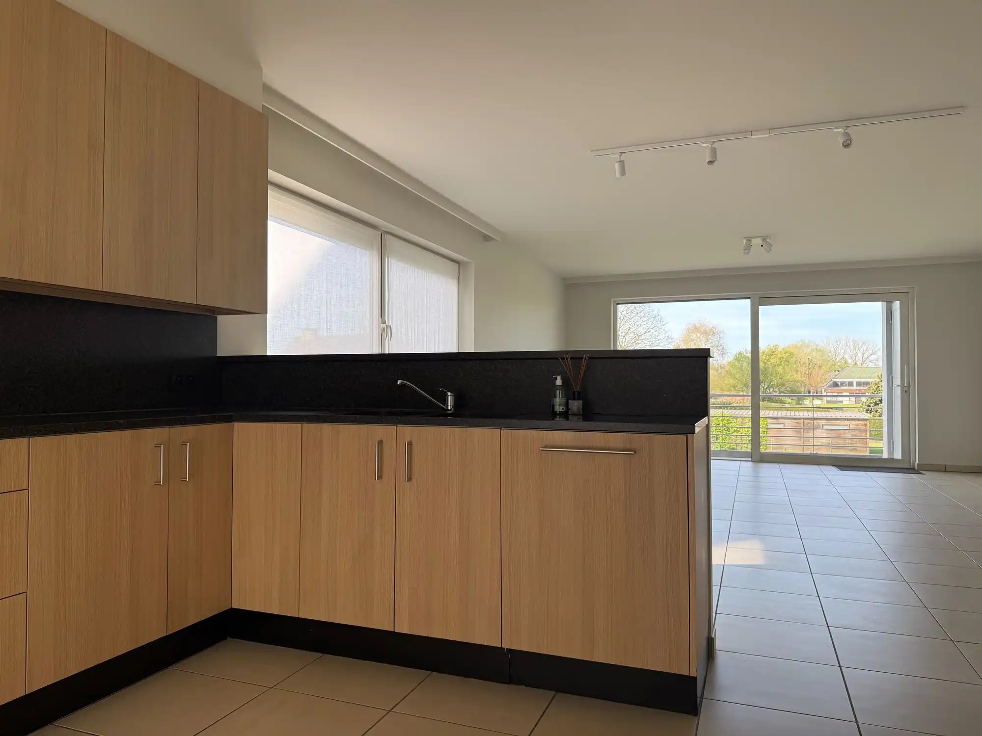 Volledig opgeschilderd ruim appartement op mooie ligging | Potegemstraat foto 4