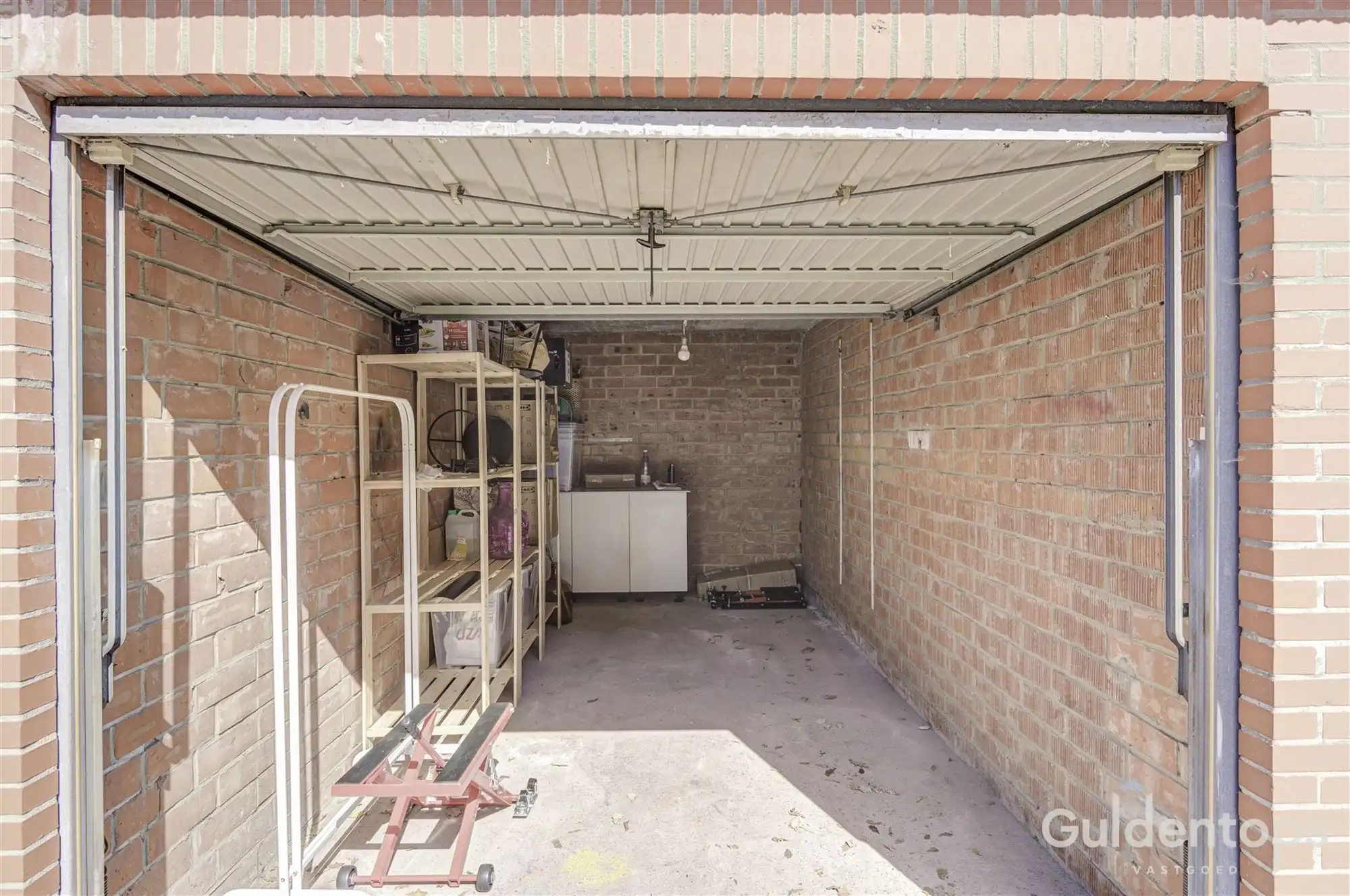 Knap vernieuwd 2 slaapkamerappartement op topligging foto 31